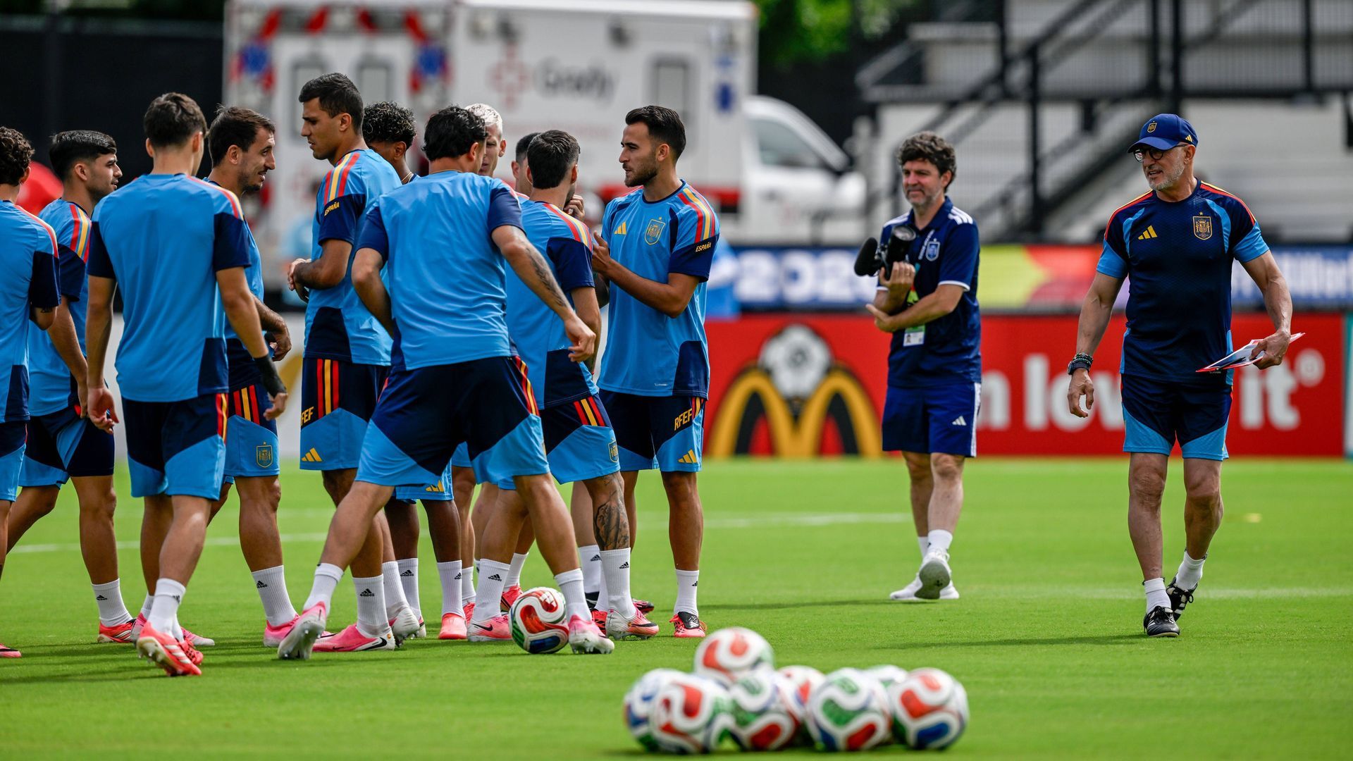 Luis De la Fuente supervisa el entrenamiento de España Luis De la Fuente supervisa el entrenamiento de España