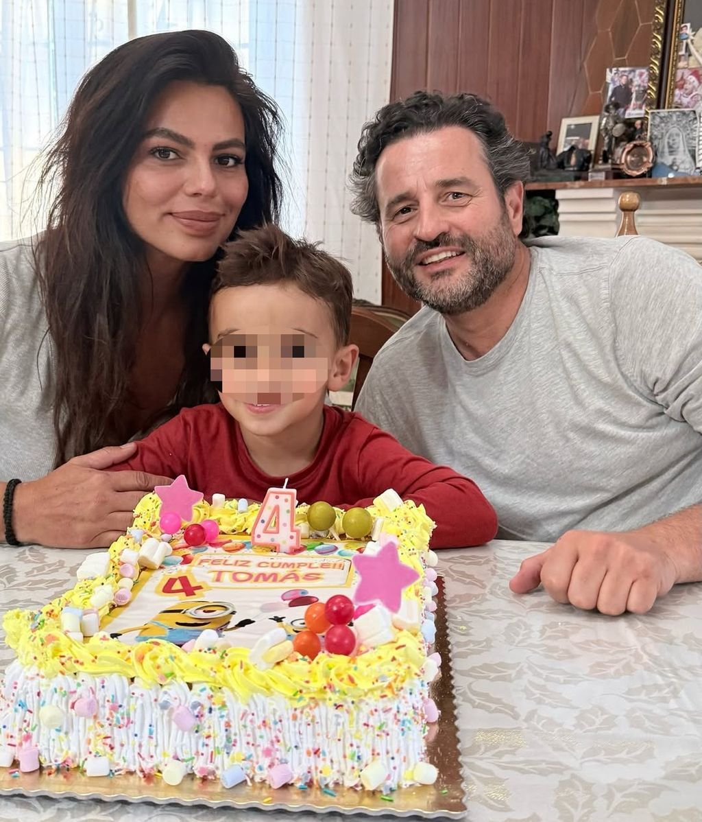 Marisa Jara y Miguel Almansa con su hijo, Tomás