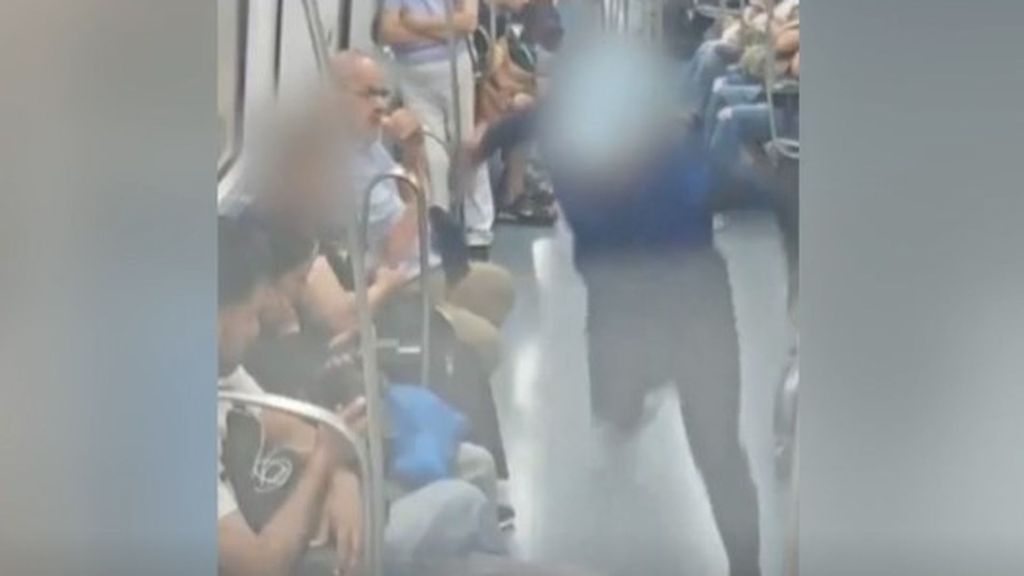 Detenido en Barcelona un ladrón de móviles a usuarios del metro con el método del ‘carrusel’: las cámaras captaron cómo actuaba