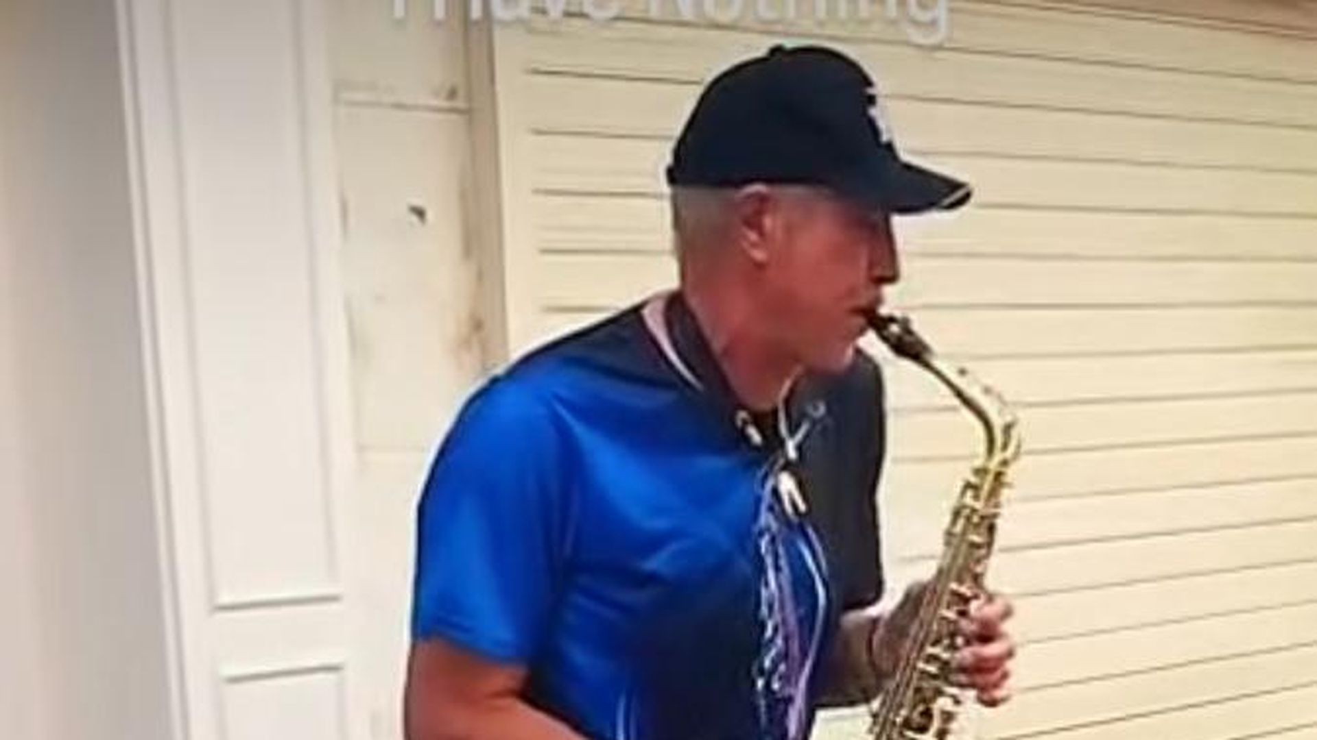 Salvador Piosa, musico callejero que se despide de Huelva Salvador Piosa, musico callejero que se despide de Huelva