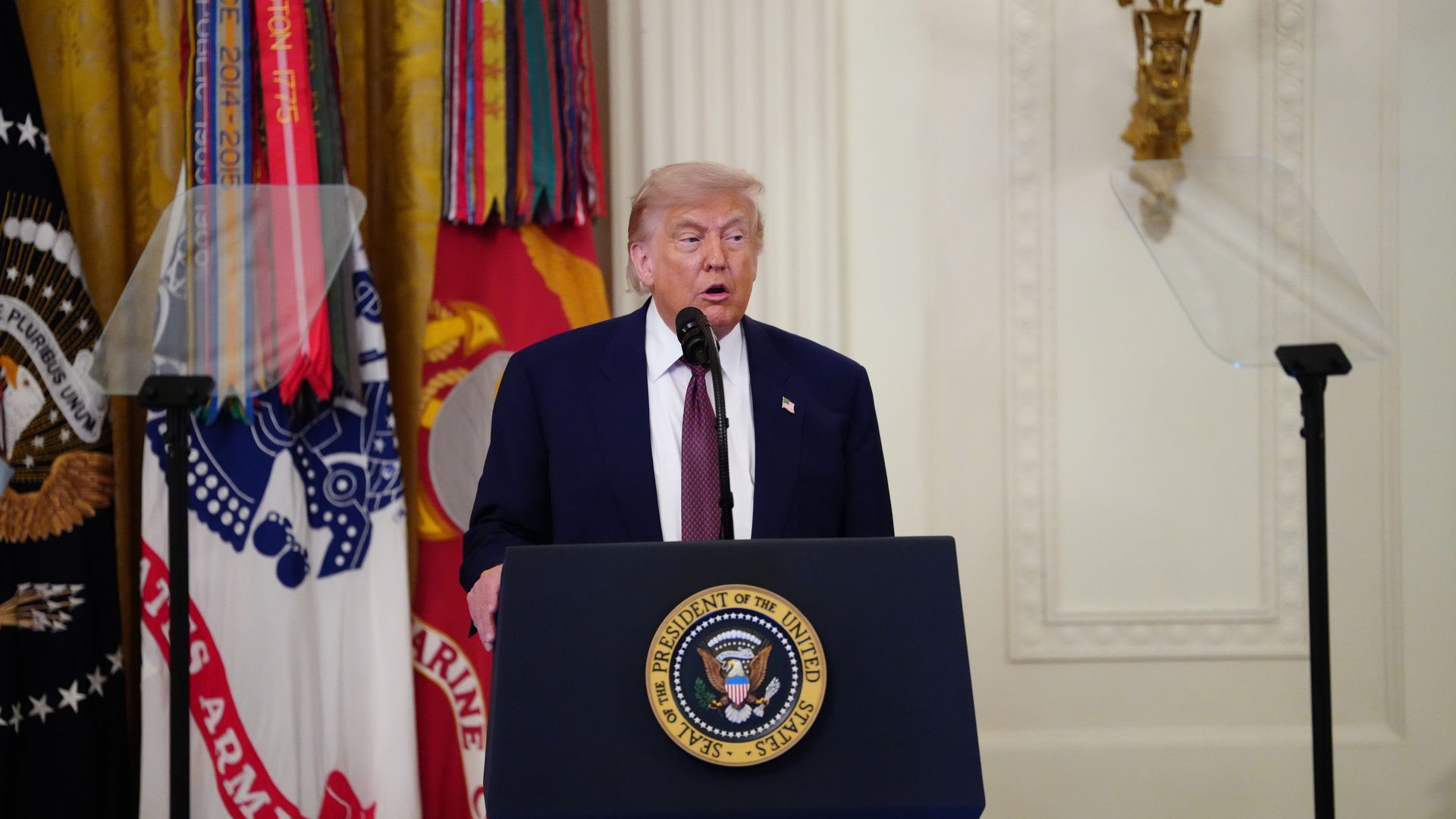 Trump amenaza con convertirse en el "ángel de la guarda" en Ormuz y quedarse con un 20% del crudo Trump amenaza con convertirse en el "ángel de la guarda" en Ormuz y quedarse con un 20% del crudo