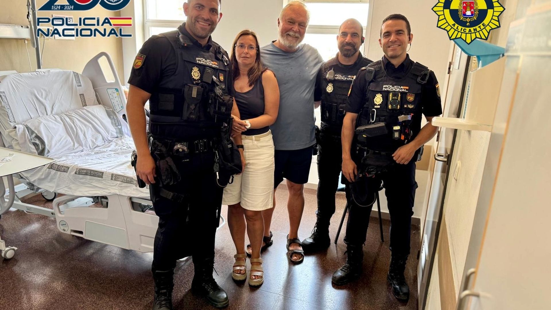 Unos policías consiguen reanimar a un turista alemán que no tenía pulso ni respiración dentro de un autobús en Alicante Unos policías consiguen reanimar a un turista alemán que no tenía pulso ni respiración dentro de un autobús en Alicante