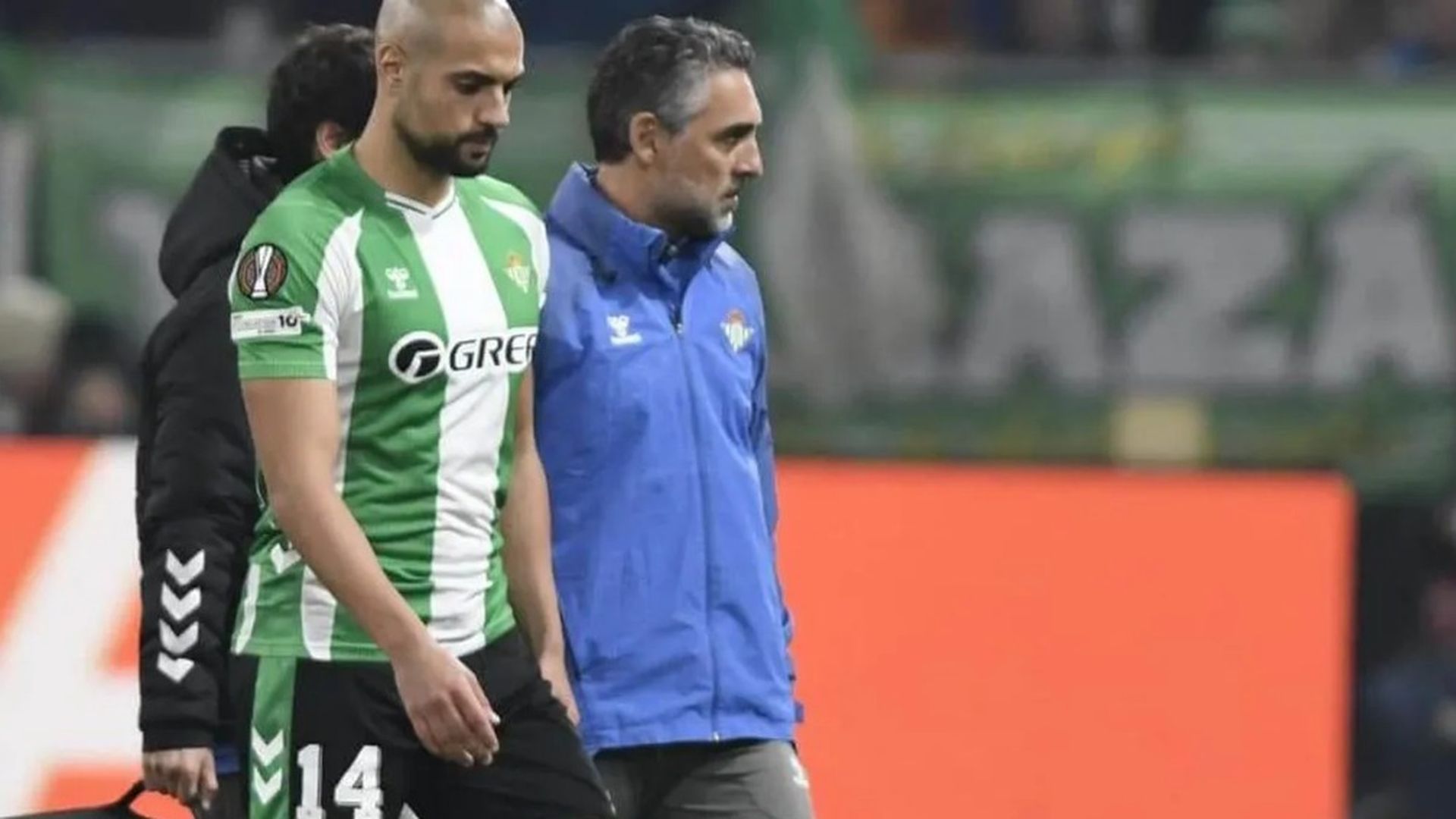 José Manuel Álvarez acompaña a Amrabat, lesionado en el Betis-Utrecht