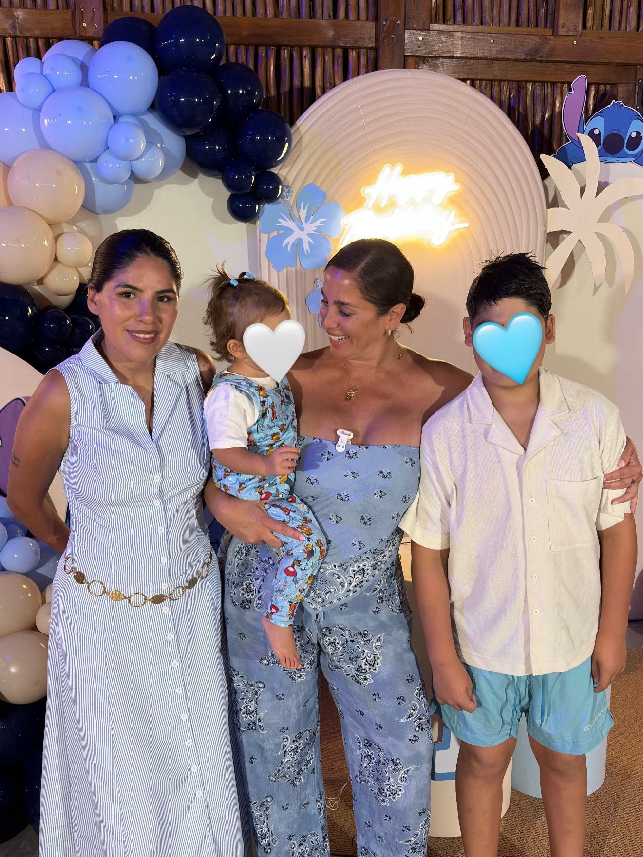 Anabel Pantoja con su prima Isa y su sobrino Cairo