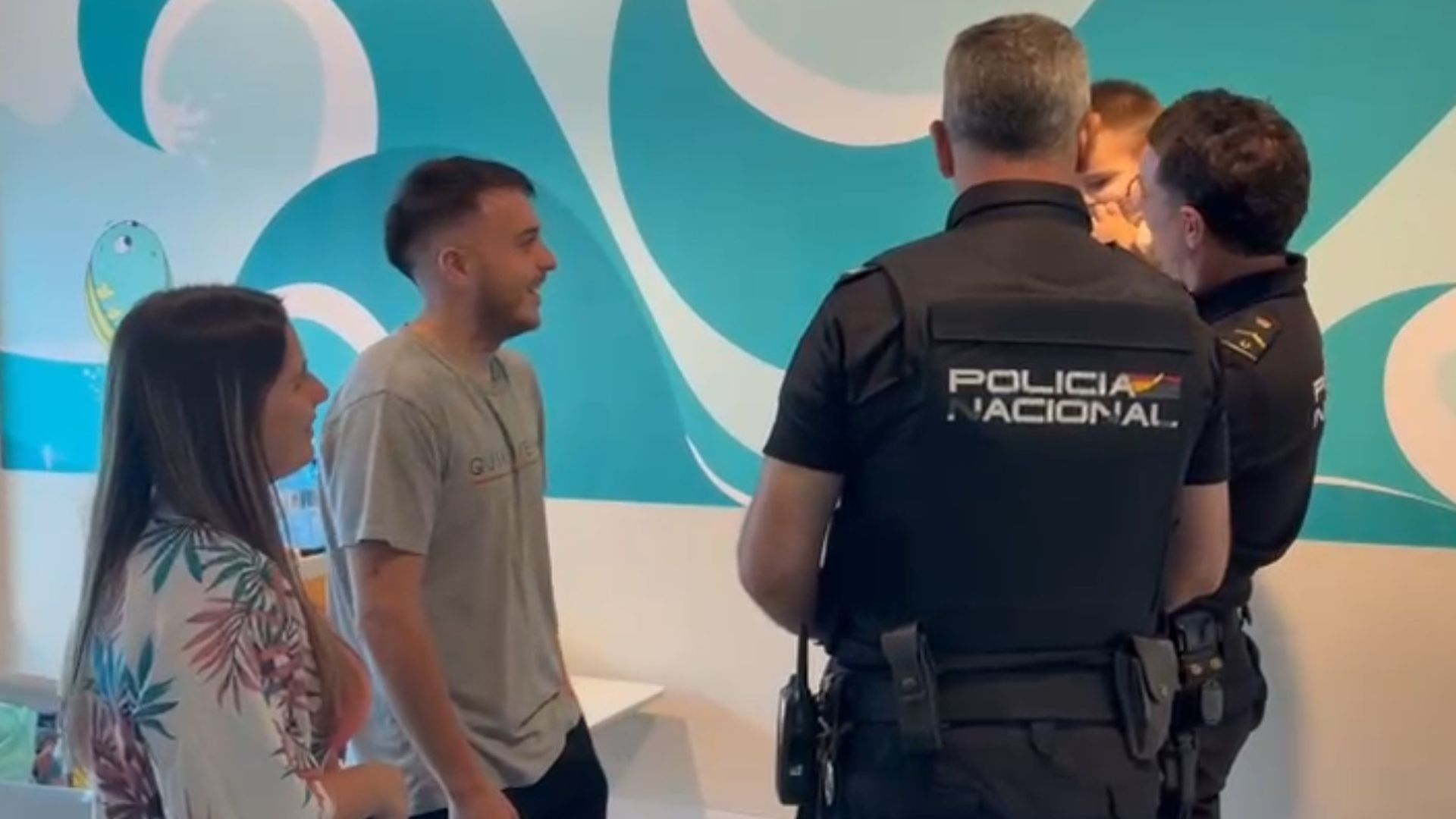 Dos policías salvan la vida a Hugo, un niño de tres años que se desvaneció y quedó inconsciente en Vigo, Pontevedra Dos policías salvan la vida a Hugo, un niño de tres años que se desvaneció y quedó inconsciente en Vigo, Pontevedra