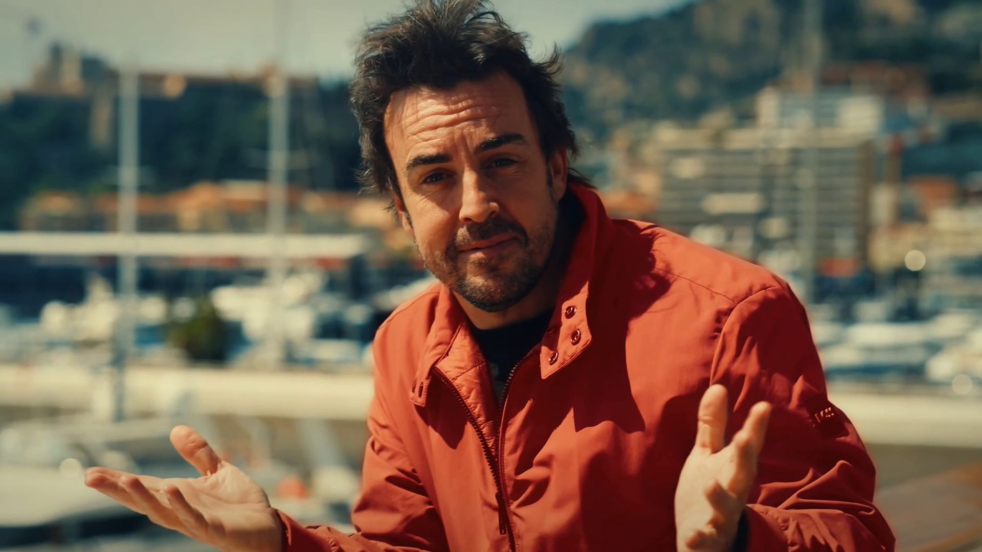 Fernando Alonso en el videoclip de 'Despierto amándote' Fernando Alonso en el videoclip de 'Despierto amándote'