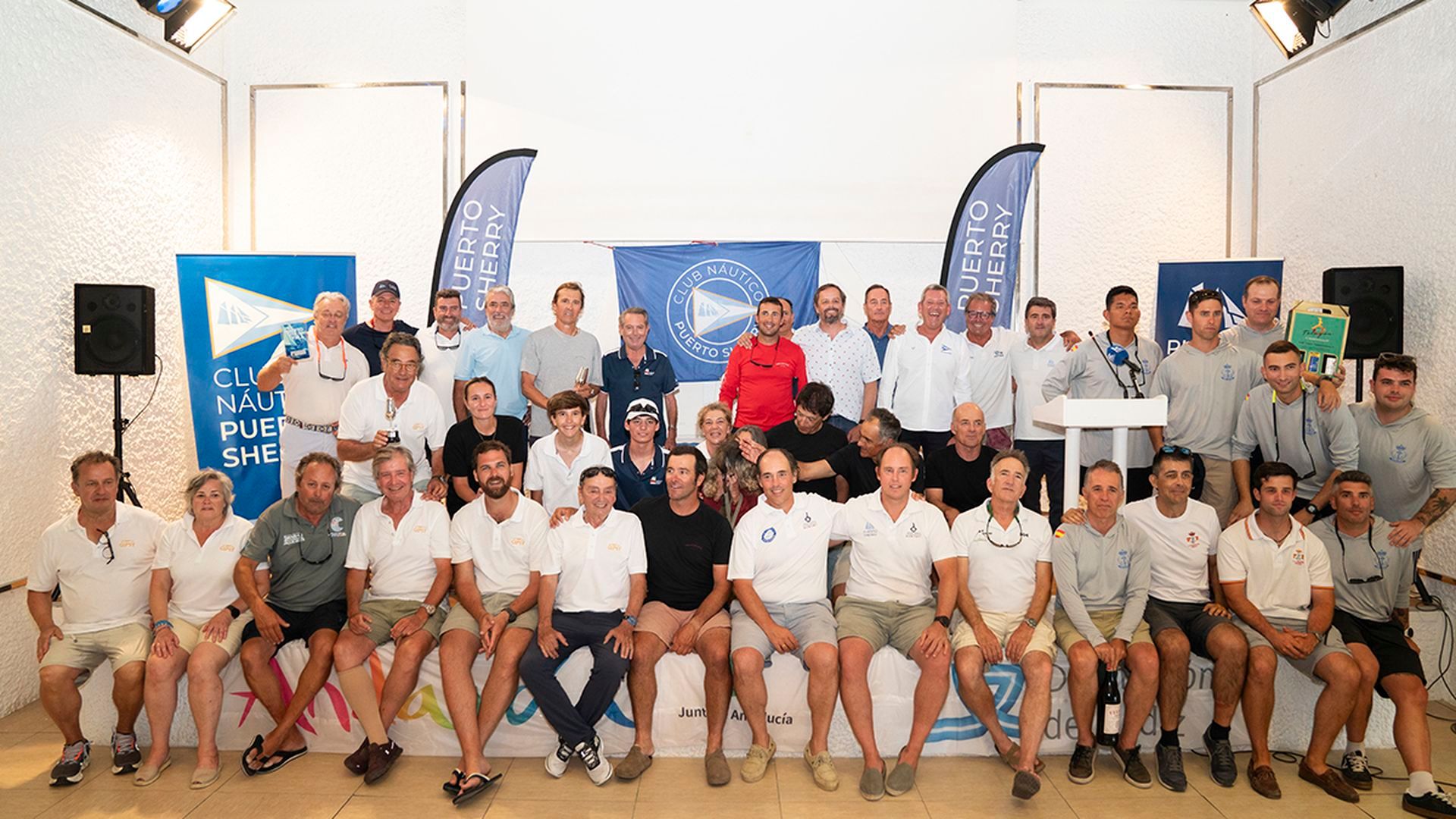 Foto de familia de la entrega de trofeos del torneo de Puerto Sherry.