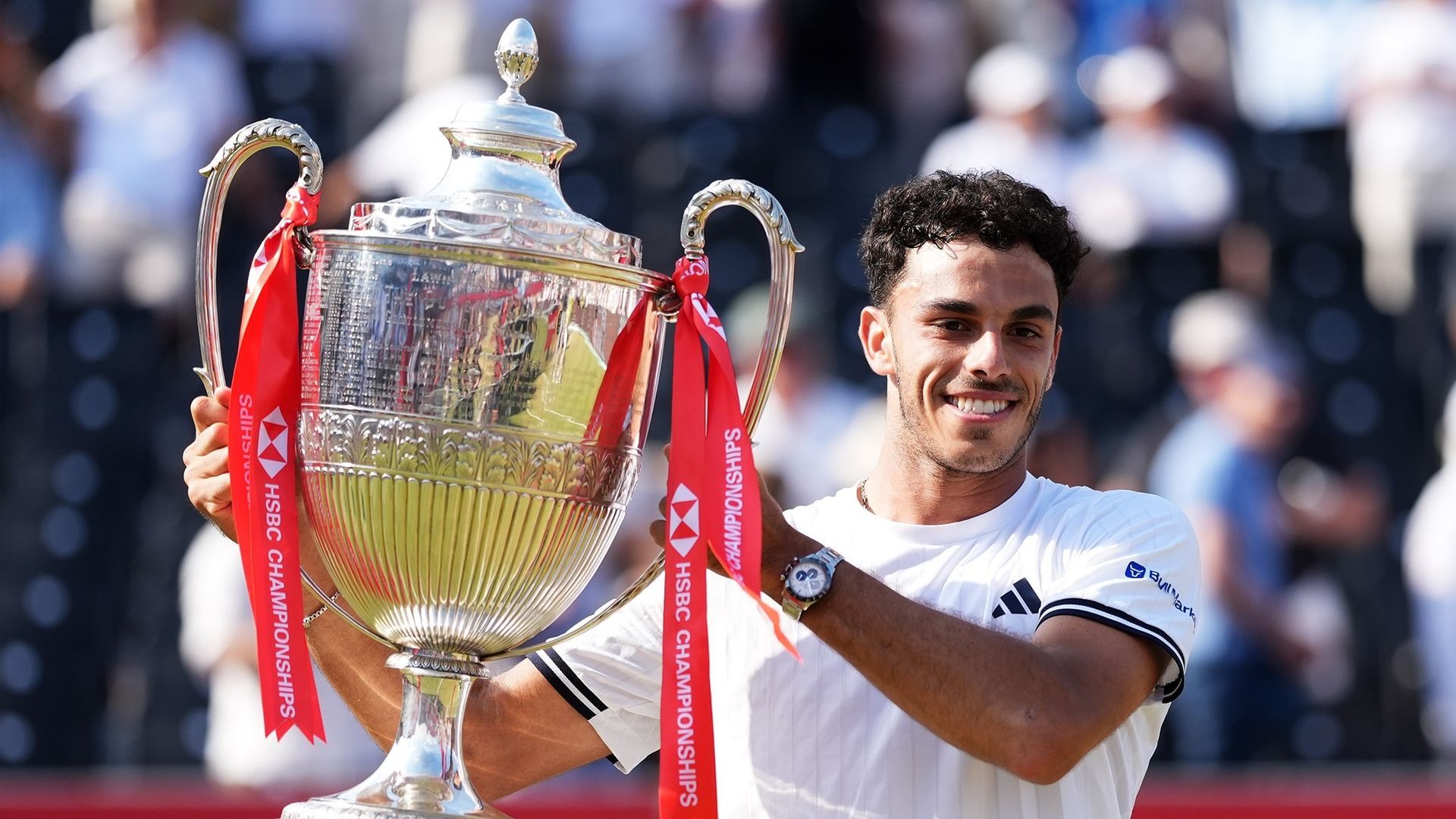 Francisco Cerúndolo levantando el trofeo de Queen's