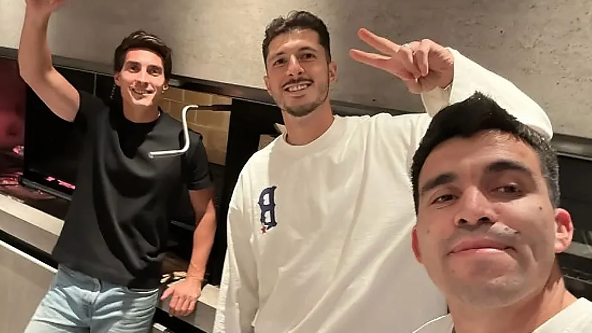Guido Rodríguez, entre Gattoni y Acuña, de vacaciones en Argentina