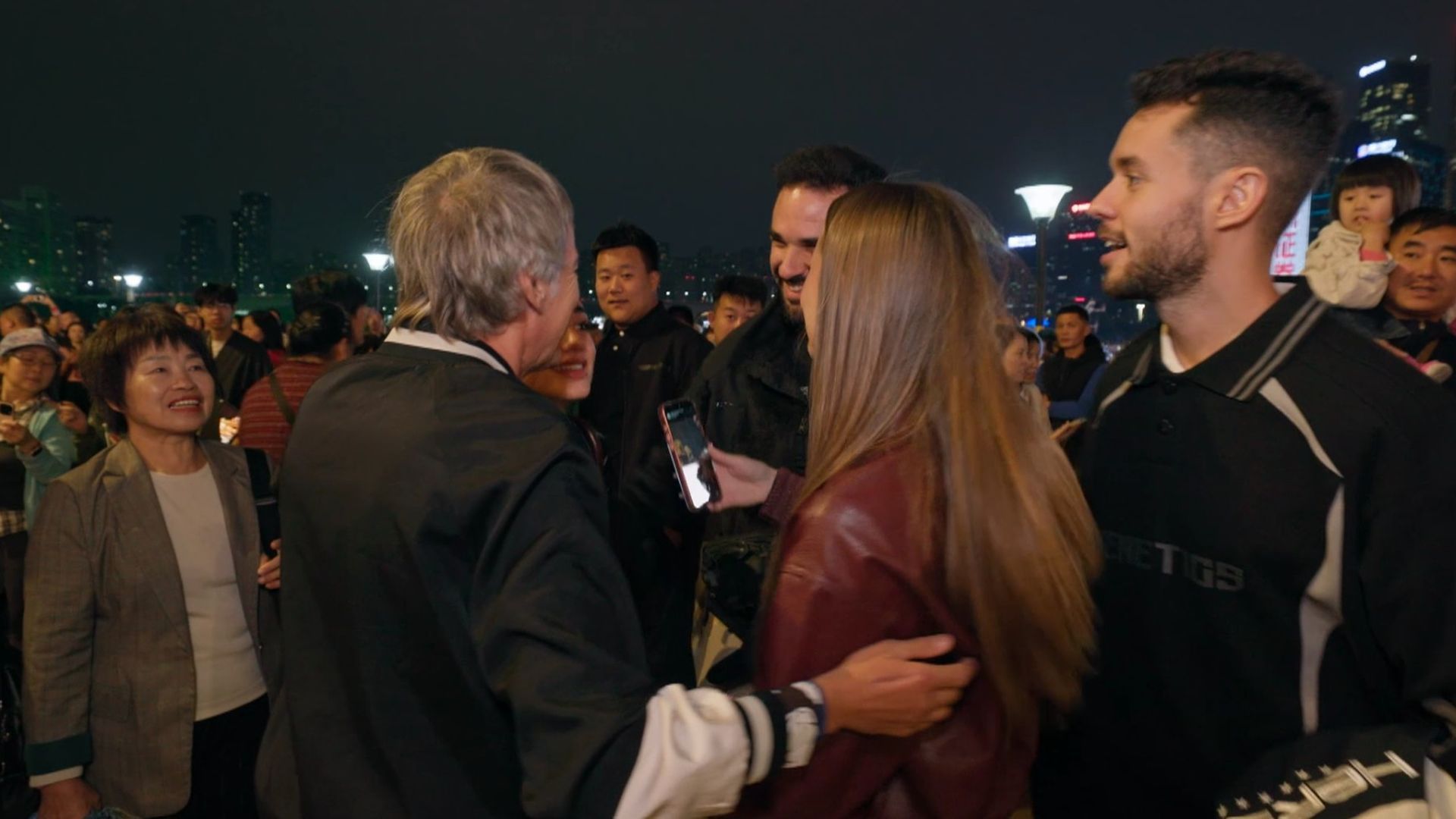 Jesús Calleja y sus invitados revolucionan las calles de Chongqing: “Me siento observada”