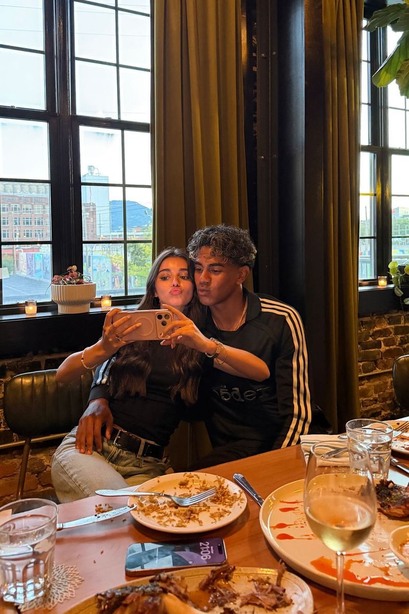 Lamine Yamal e Inés García, comiendo en un restaurante tras la victoria de España ante Arabia Saudí