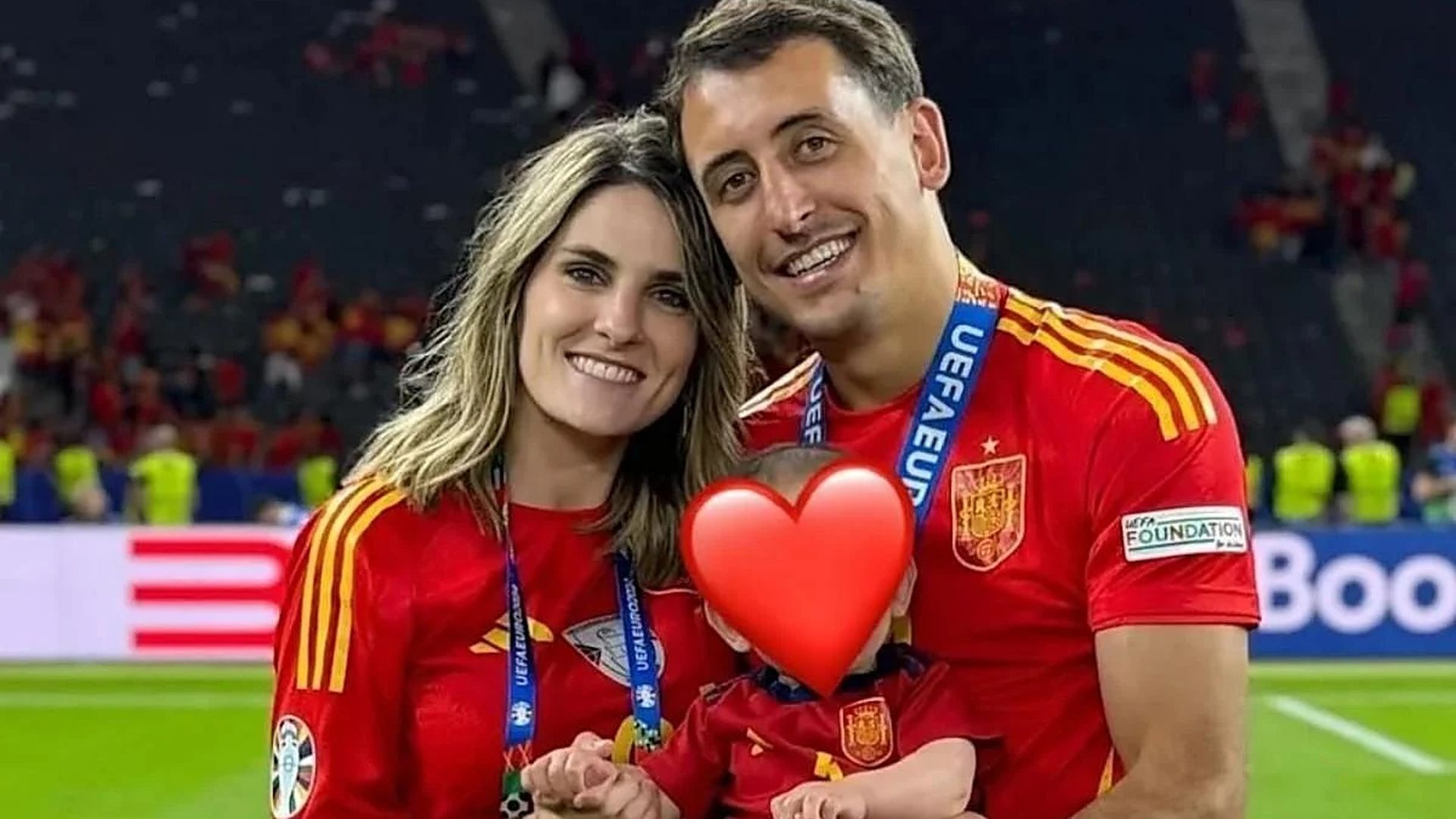 Mikel Oyarzabal, con su pareja, Ainhoa Larrauri y su hijo Martín, tras su victoria en la Eurocopa 2024