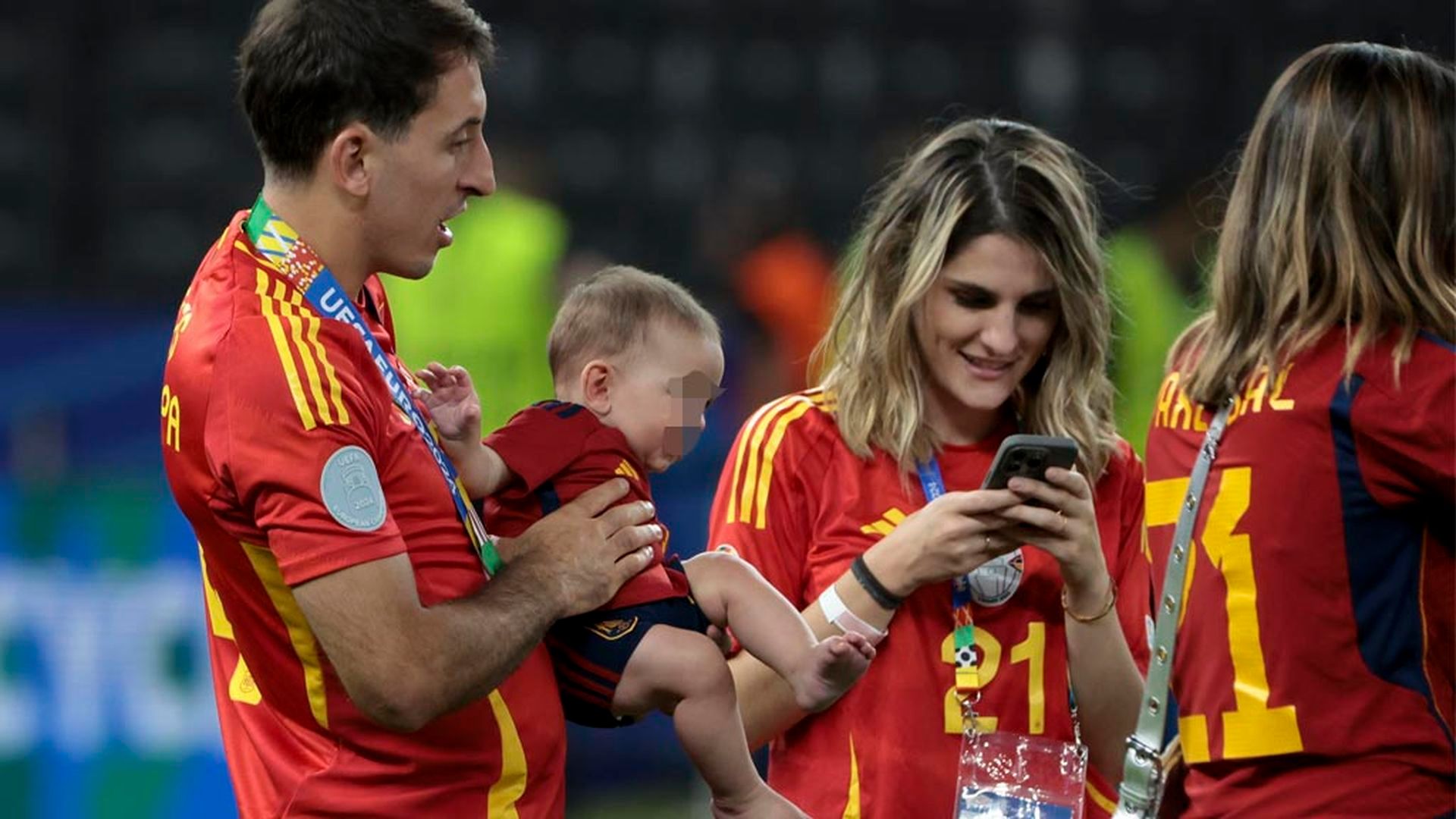 Mikel Oyarzabal, junto a su pareja, Ainhoa Larrauri, y su hijo Martín