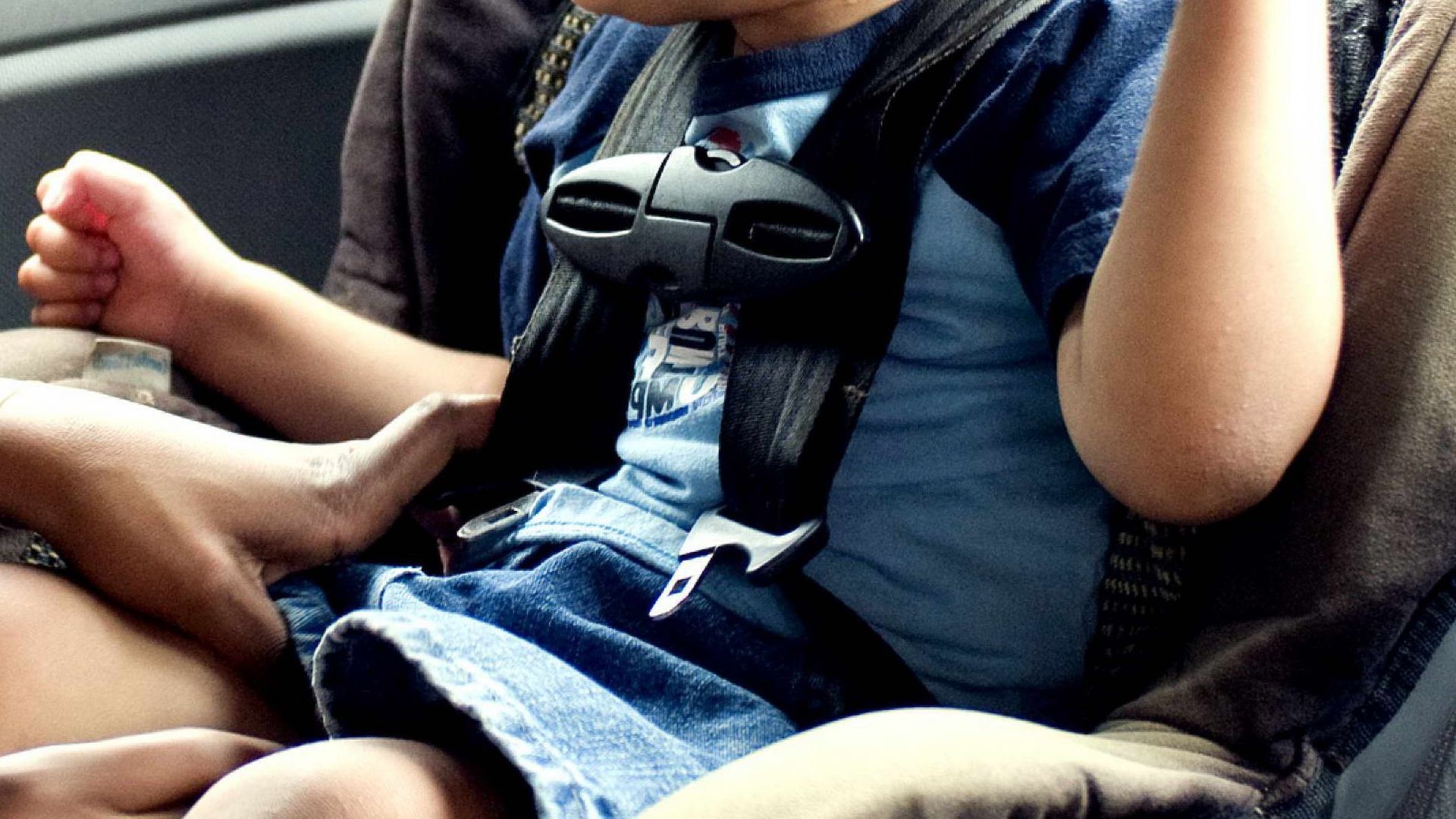 Mueren dos niños, de dos y cuatro años, dentro de un coche en el garaje de su casa en Francia: su madre se olvidó y se fue de compras Mueren dos niños, de dos y cuatro años, dentro de un coche en el garaje de su casa en Francia: su madre se olvidó y se fue de compras