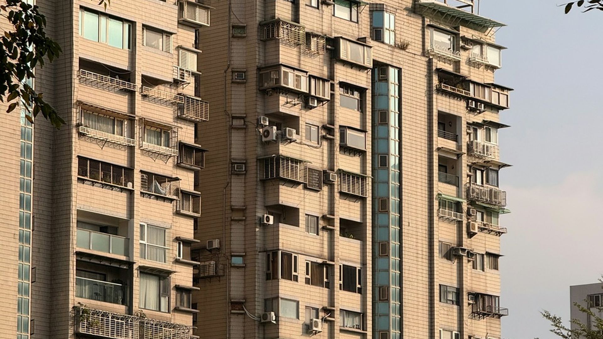 Que una vivienda tenga una orientación desfavorable no significa que esté condenada a ser incómoda. Que una vivienda tenga una orientación desfavorable no significa que esté condenada a ser incómoda.