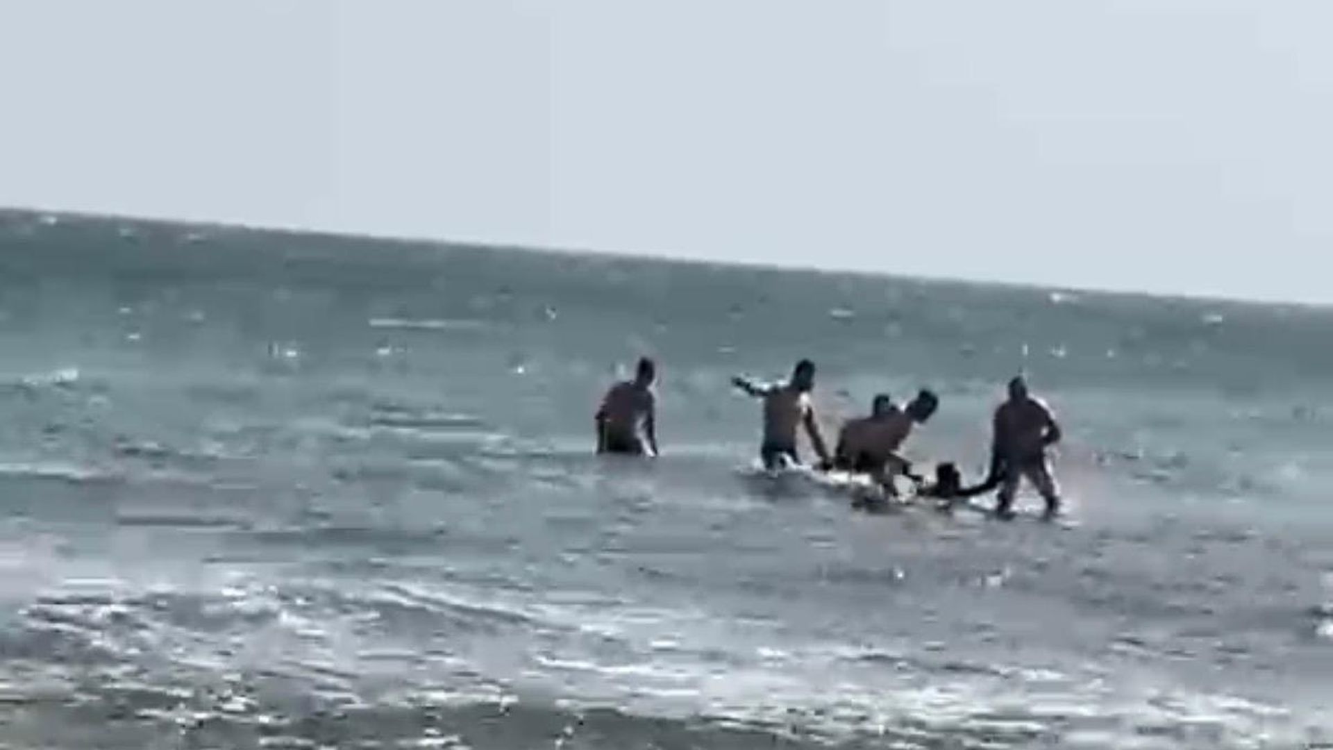Un hombre agrede sexualmente a una mujer en Almería y antes de ser detenido tiene que ser rescatado en el mar tras intentar una desesperada huida