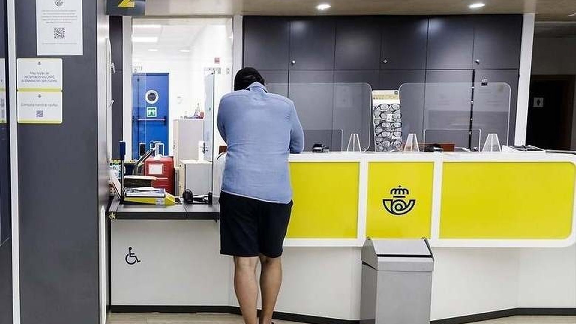 Un usuario espera a ser atendido en una oficina de Correos Un usuario espera a ser atendido en una oficina de Correos