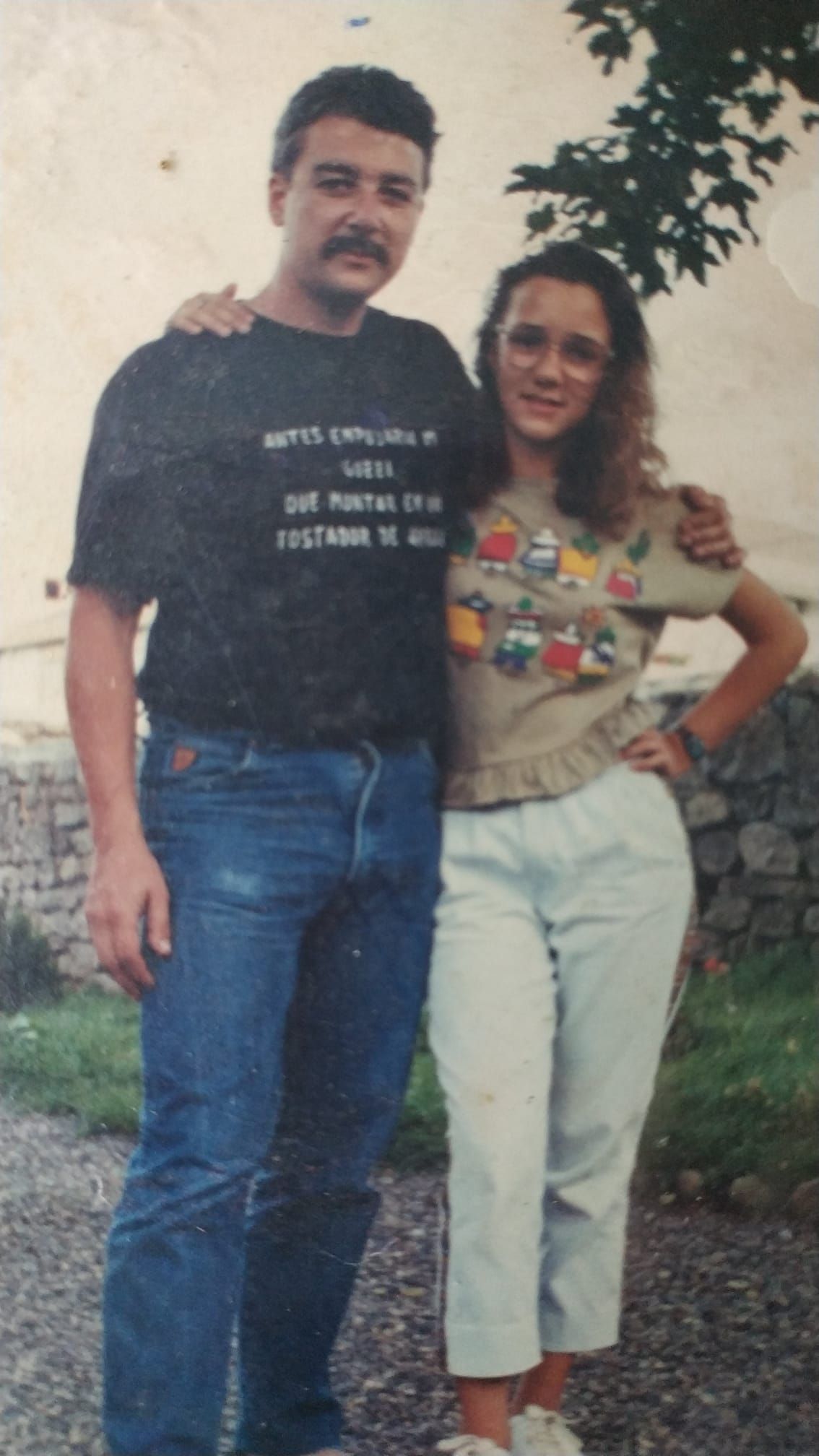Abigaíl junto a su padre, ya en la adolescencia