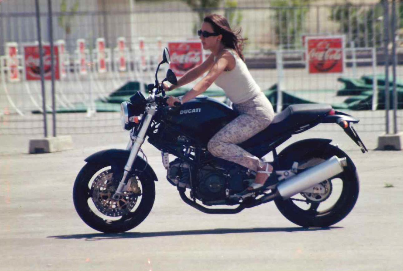 Abigaíl, subida a su moto