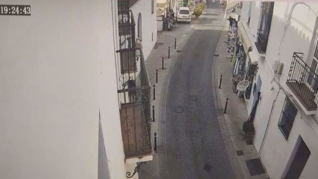 Cámaras graban el momento del atropello múltiple en Frigiliana, Málaga, con siete personas heridas, dos de ellas menores