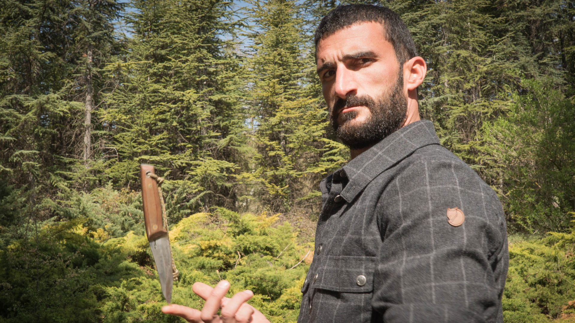 Carlos Vico posa con un cuchillo en el monte