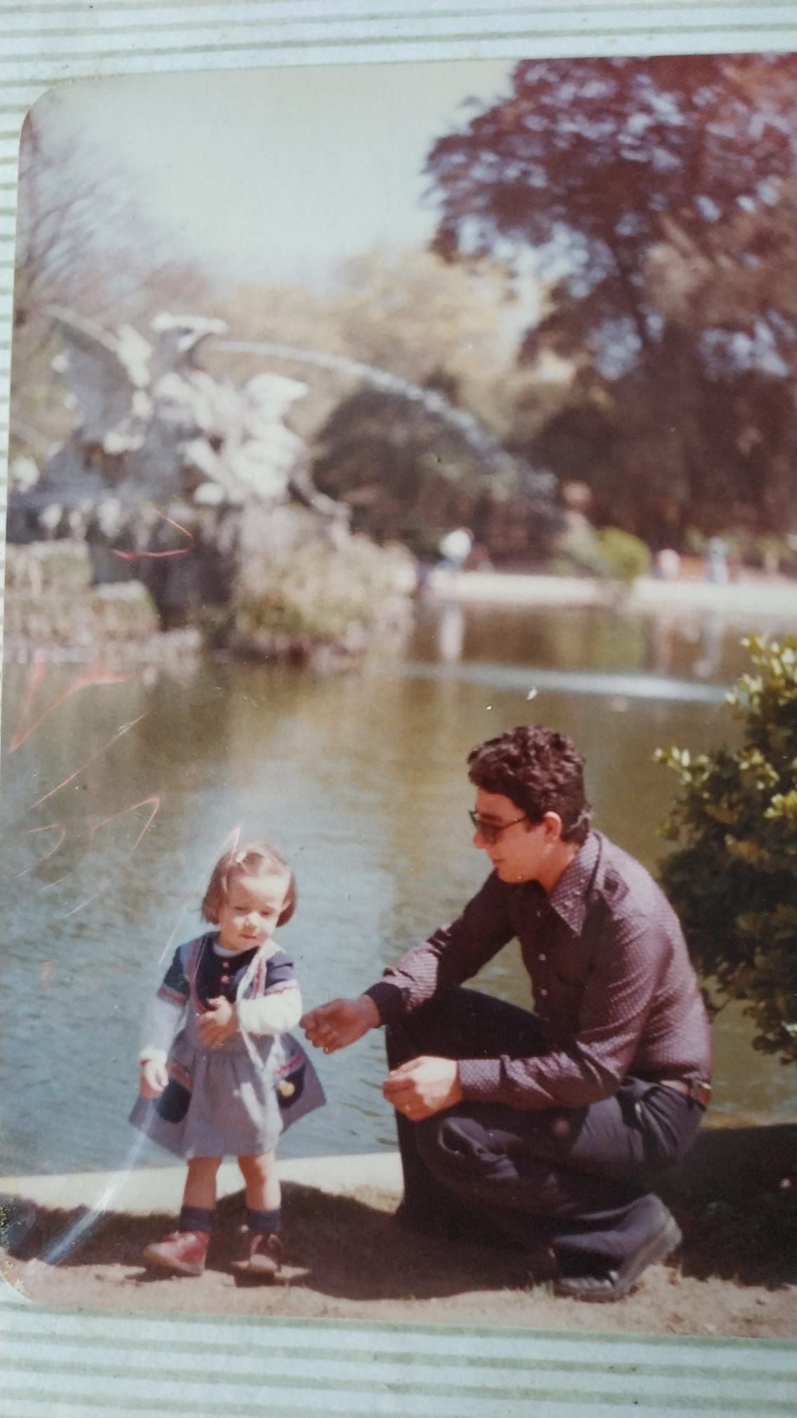 Con su padre, a los 2 años