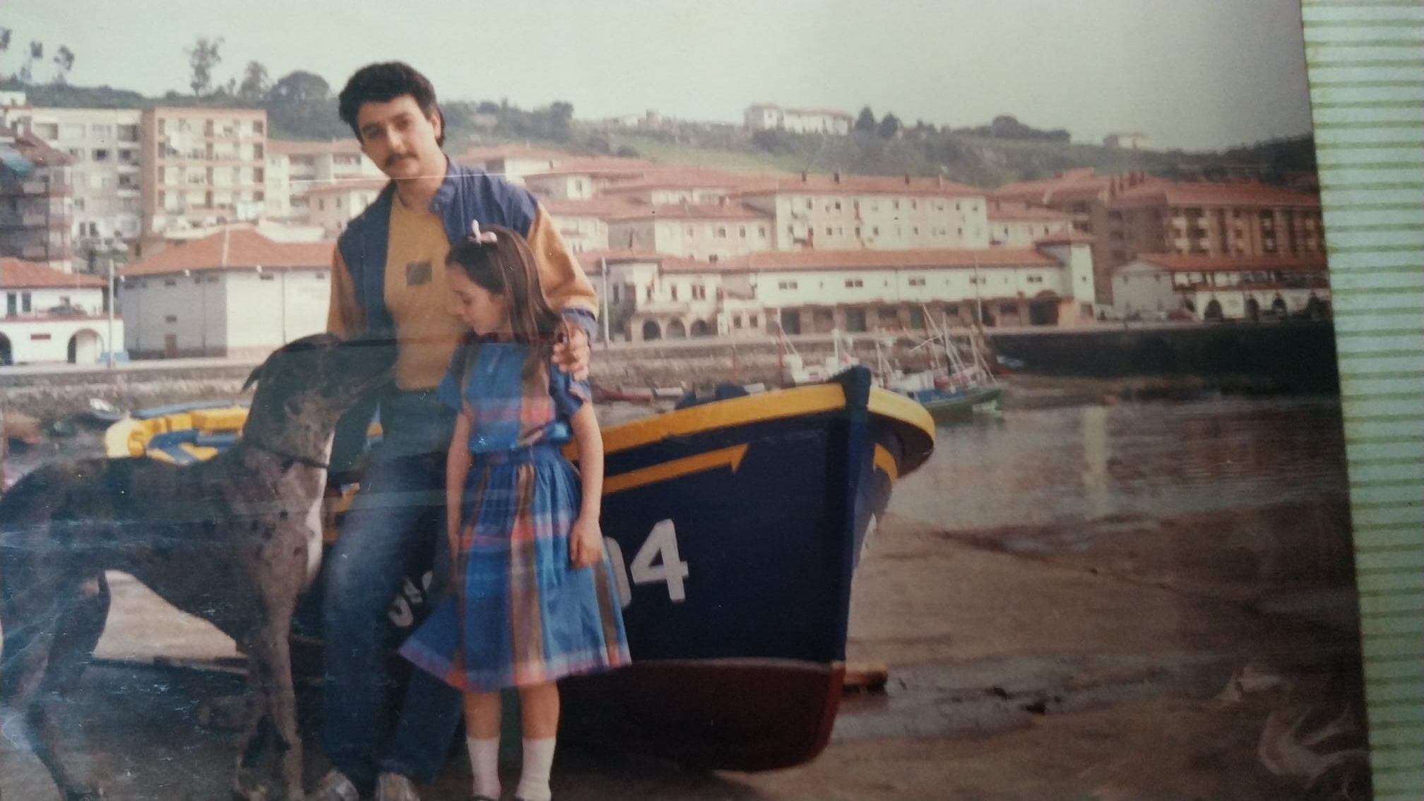 Con su padre, de niña
