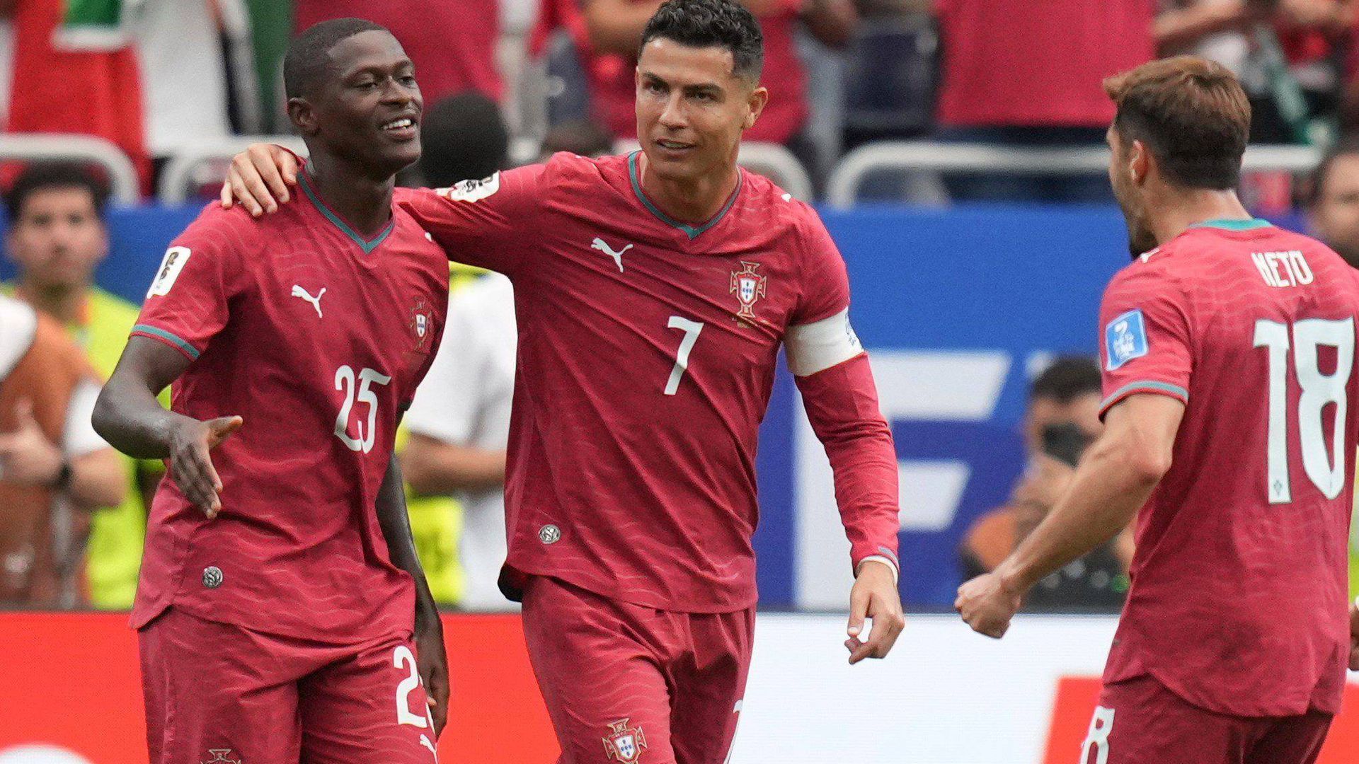 Cristiano Ronaldo celebra con Nuno Mendes su gol de falta