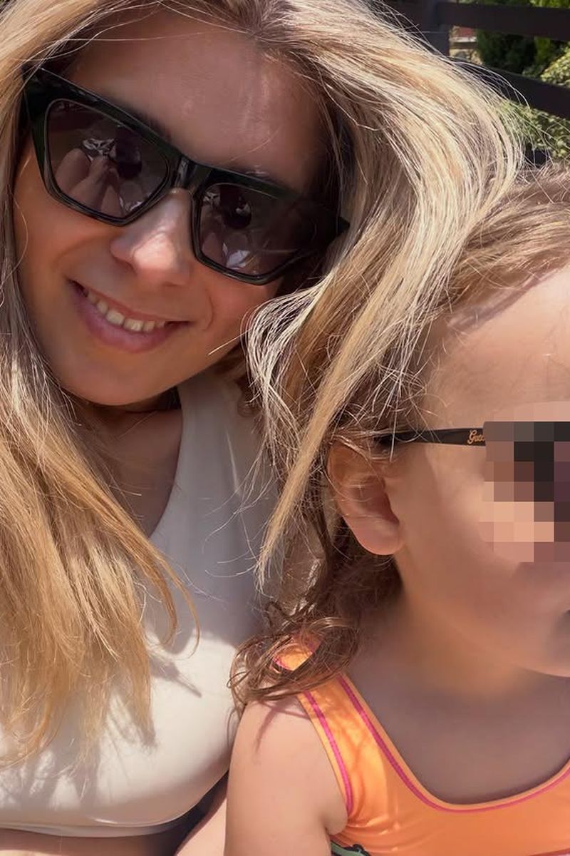 Cristina Boscá y su hija Álex, de cinco años, que acaba de pasar por el quirófano