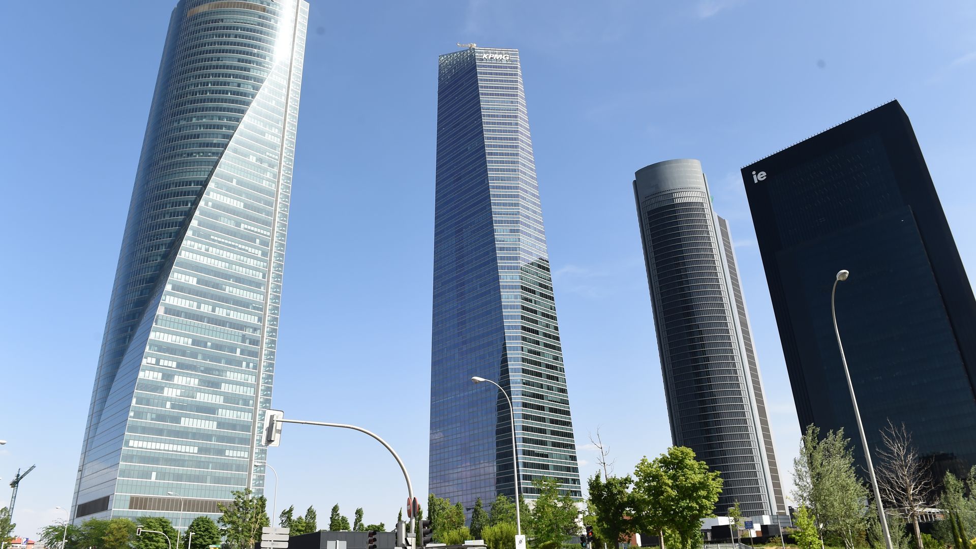 Desalojada la Torre Moeve de Madrid por un incendio en el interior del edificio Desalojada la Torre Moeve de Madrid por un incendio en el interior del edificio