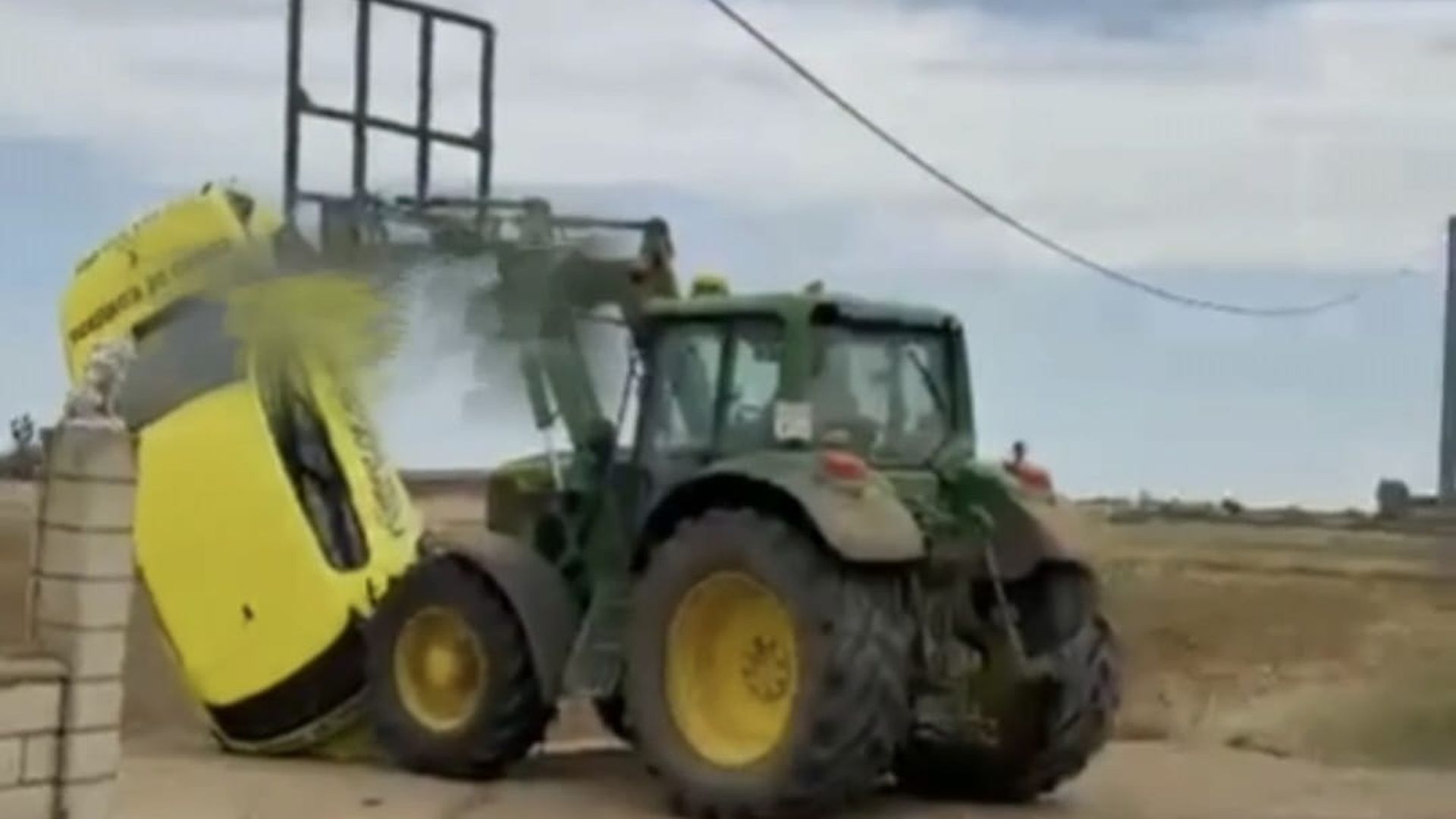 Detenido en León por embestir un coche con su tractor Detenido en León por embestir un coche con su tractor