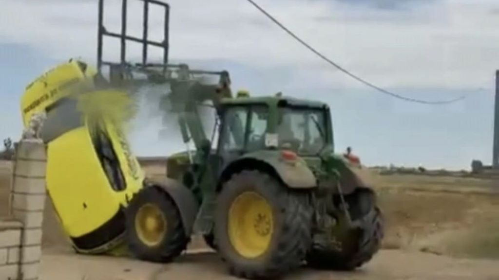 Detienen a un hombre en León por embestir con su tractor a un coche de una empresa de cobro de impagos