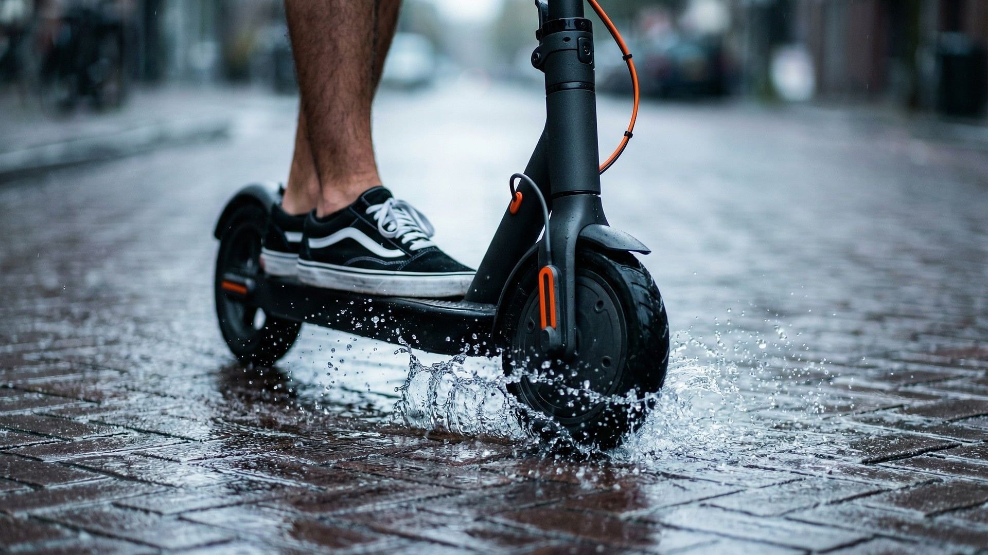 El Gobierno fija en 15 años la edad mínima para conducir patinetes