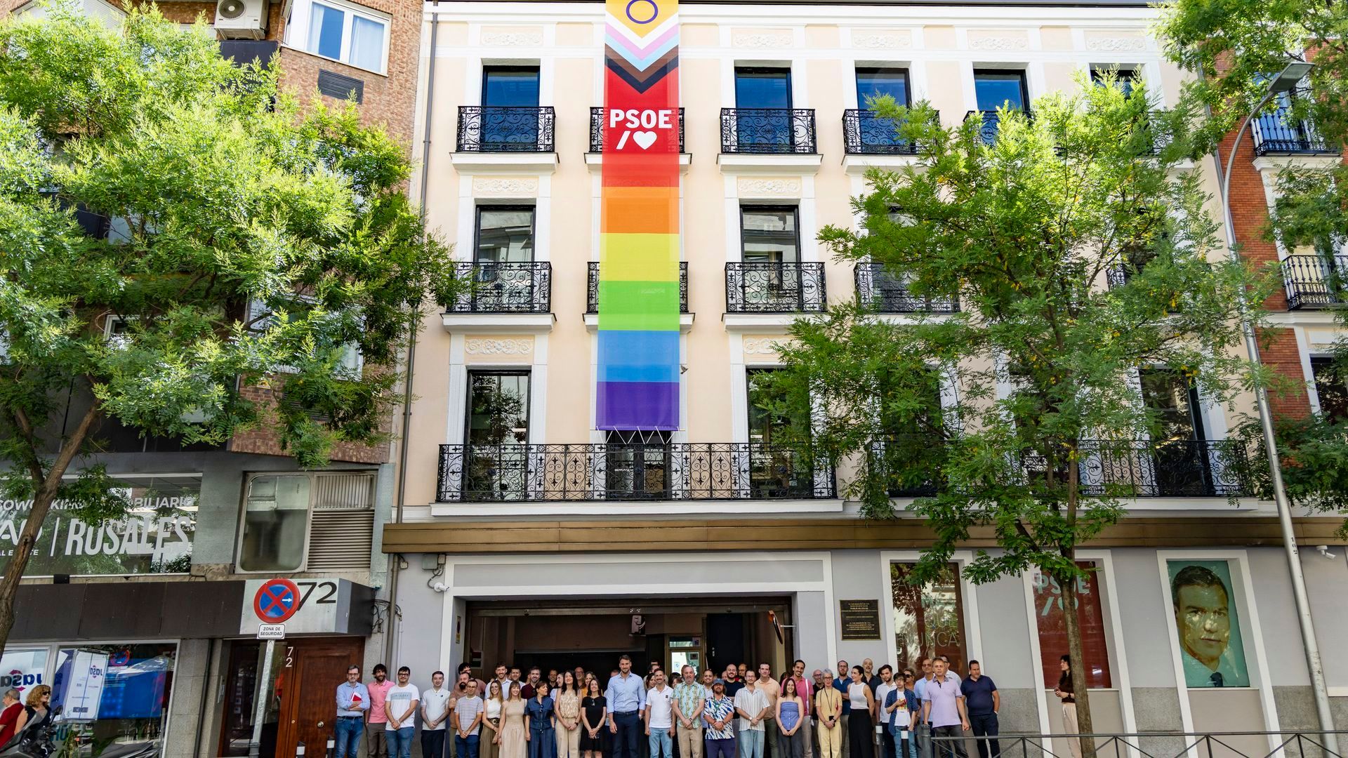 El PSOE despliega la bandera LGTBI en la sede de Ferraz con el lema 'Más Orgullo, menos odio' El PSOE despliega la bandera LGTBI en la sede de Ferraz con el lema 'Más Orgullo, menos odio'