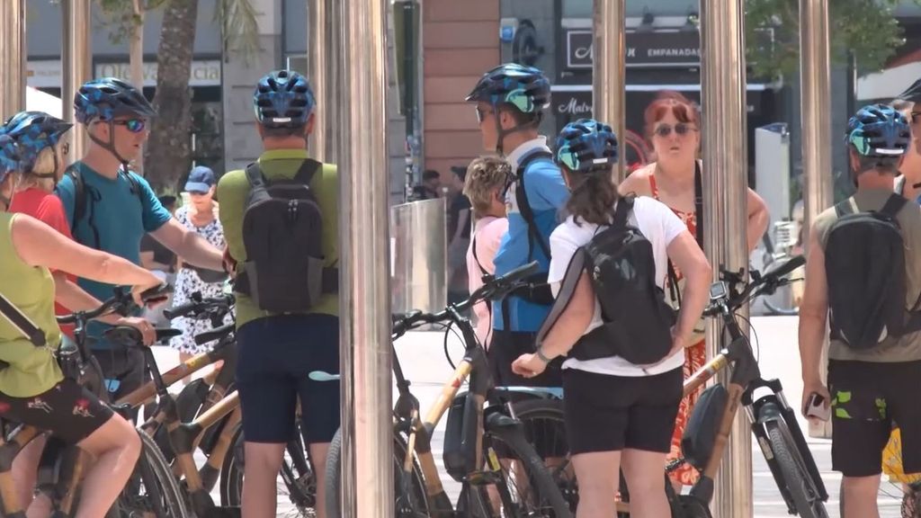Los pelotones de turistas en bici enfadan a los valencianos que reclaman más control