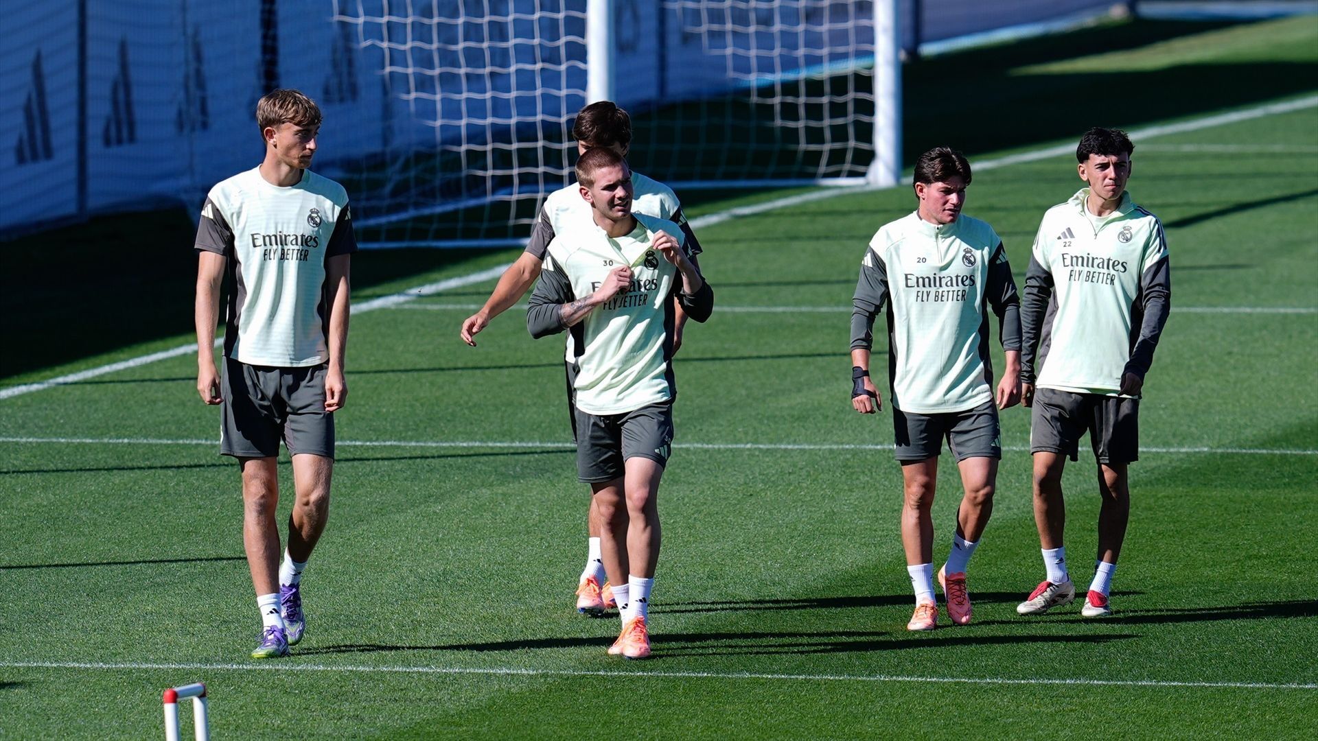 Huijsen, Mastantuono, Gonzalo, Fran García y Alejandro Moya en un entrenamiento con el Real Madrid Huijsen, Mastantuono, Gonzalo, Fran García y Alejandro Moya en un entrenamiento con el Real Madrid