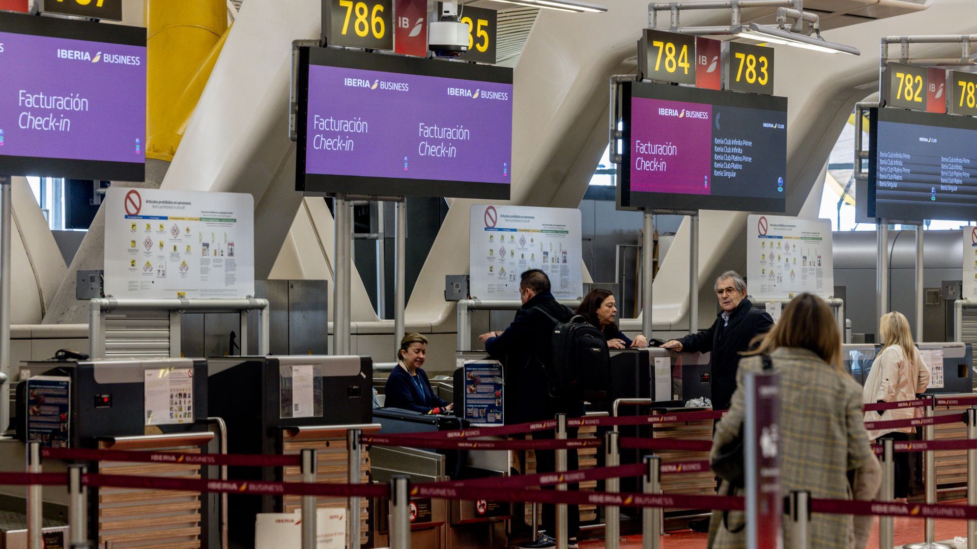 Imagen de archivo de unos mostradores de Iberia en la T4 de Madrid