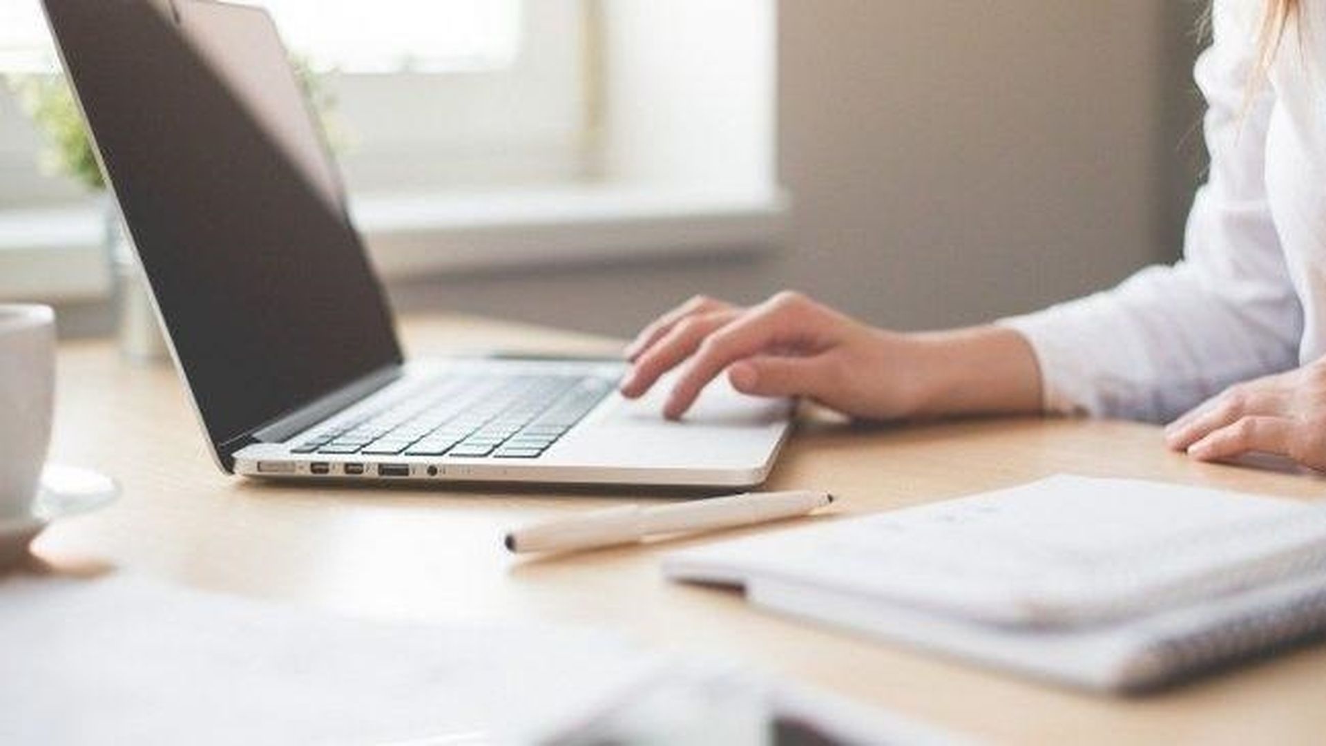 Indemnización de 336.00 euros para una directiva vasca tras ser grabada en Microsoft Teams en su trabajo durante más de diez horas