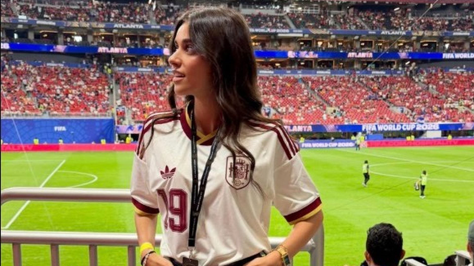 Inés García, pareja de Lamine Yamal, viendo el España - Arabia Saudí