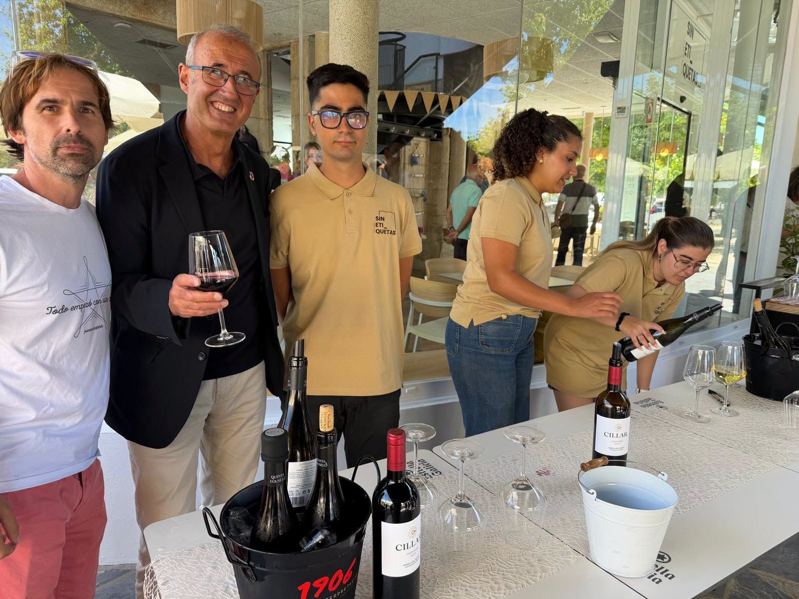 Juan María con algunos de los empleados con diversidad funcional en la cafetería