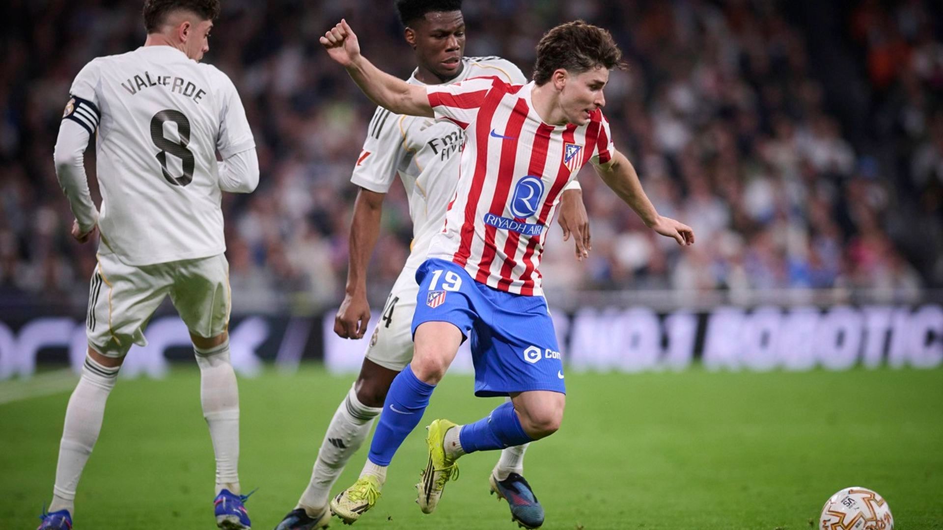 Julian Alvarez, entre Fede Valverde y Tchouameni en el derbi entre Real Madrid y Atlétio de Madrid Julian Alvarez, entre Fede Valverde y Tchouameni en el derbi entre Real Madrid y Atlétio de Madrid