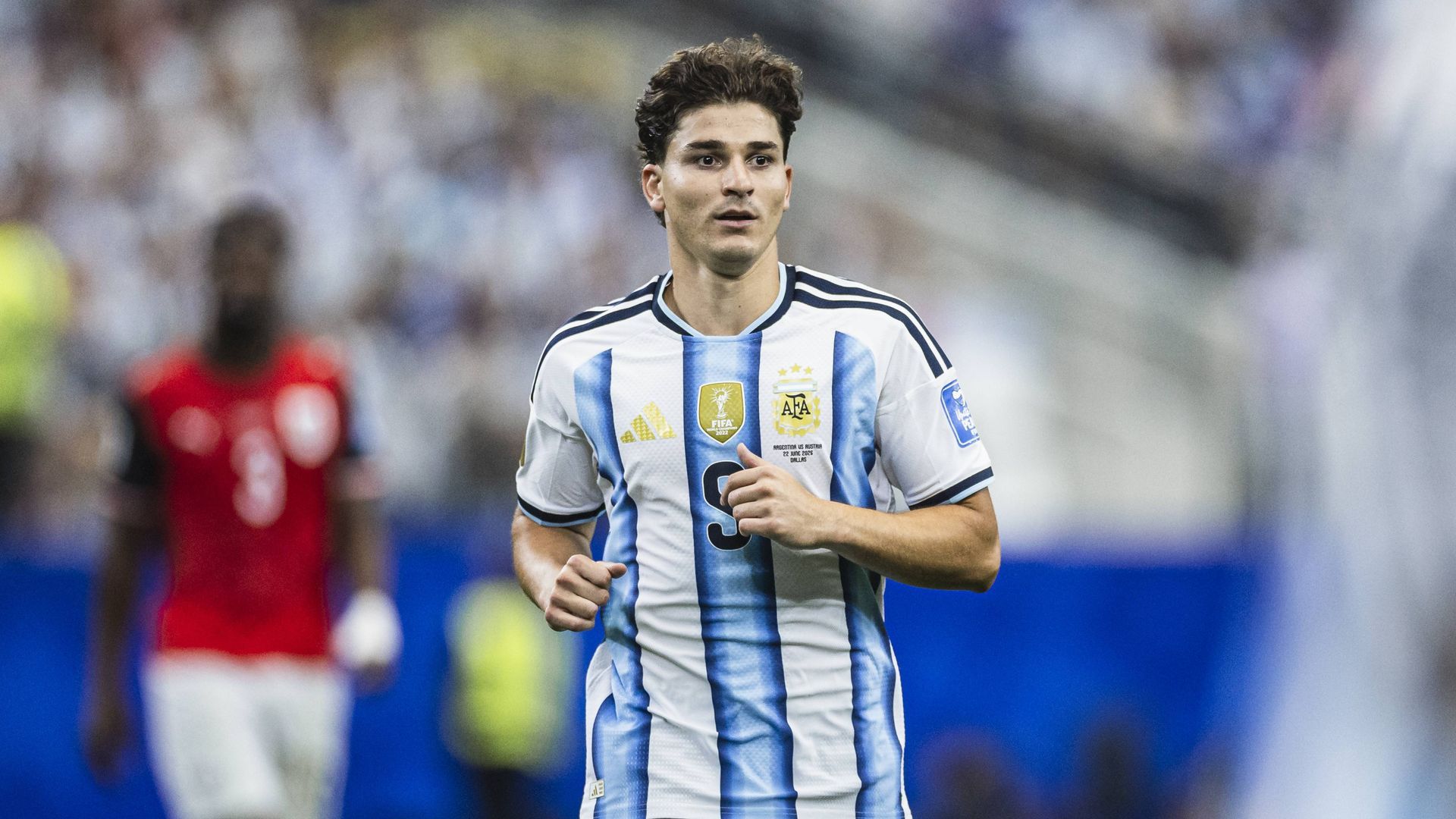 Julián, en un partido con Argentina