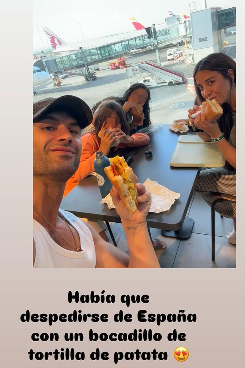 La imagen de Jorge Pérez y Alicia Peña, con dos de sus hijos, antes de partir hacia Malasia