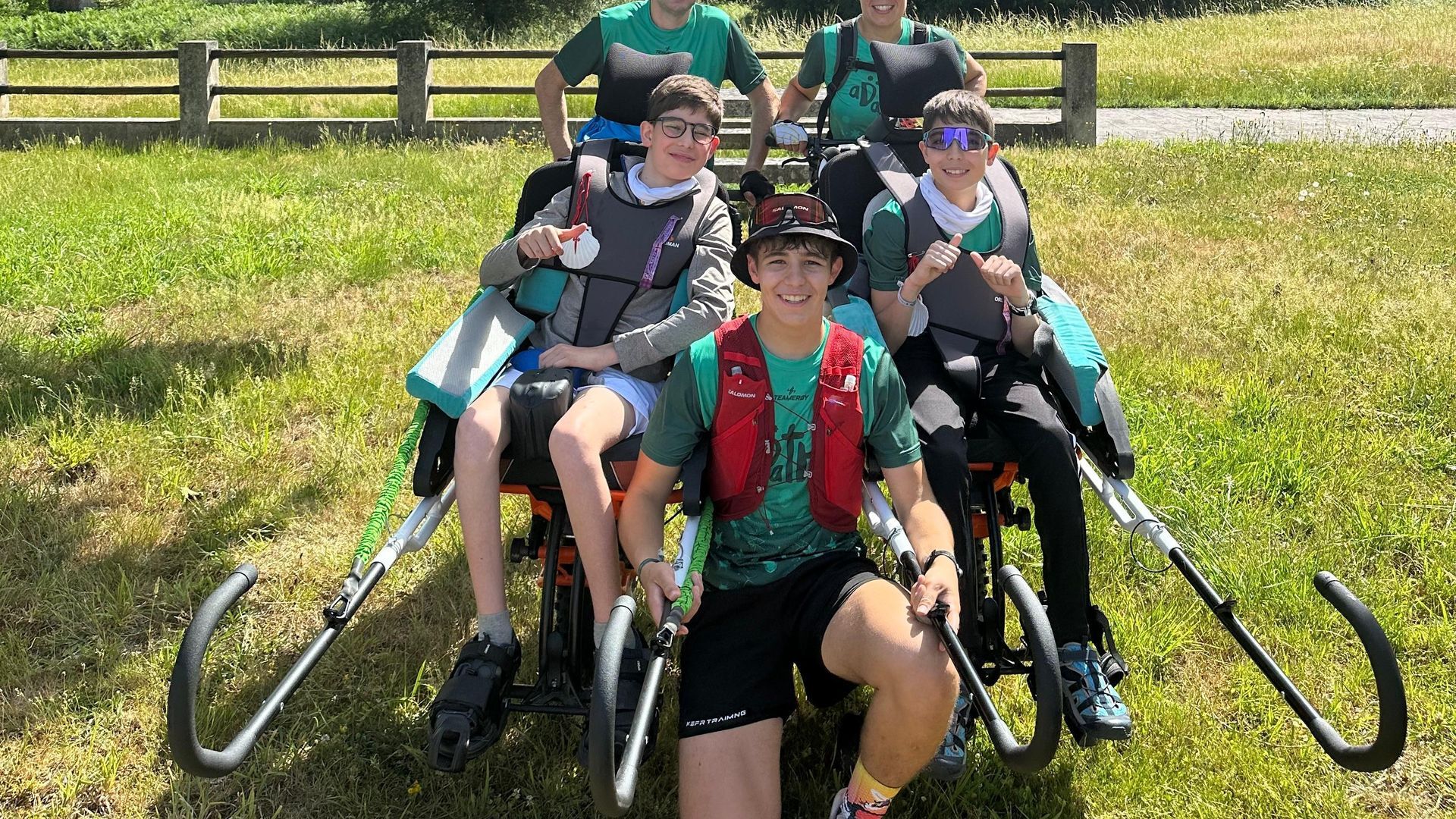 Los dos mellizos en sillas adaptadas, tras comenzar el Camino de Santiago Los dos mellizos en sillas adaptadas, tras comenzar el Camino de Santiago