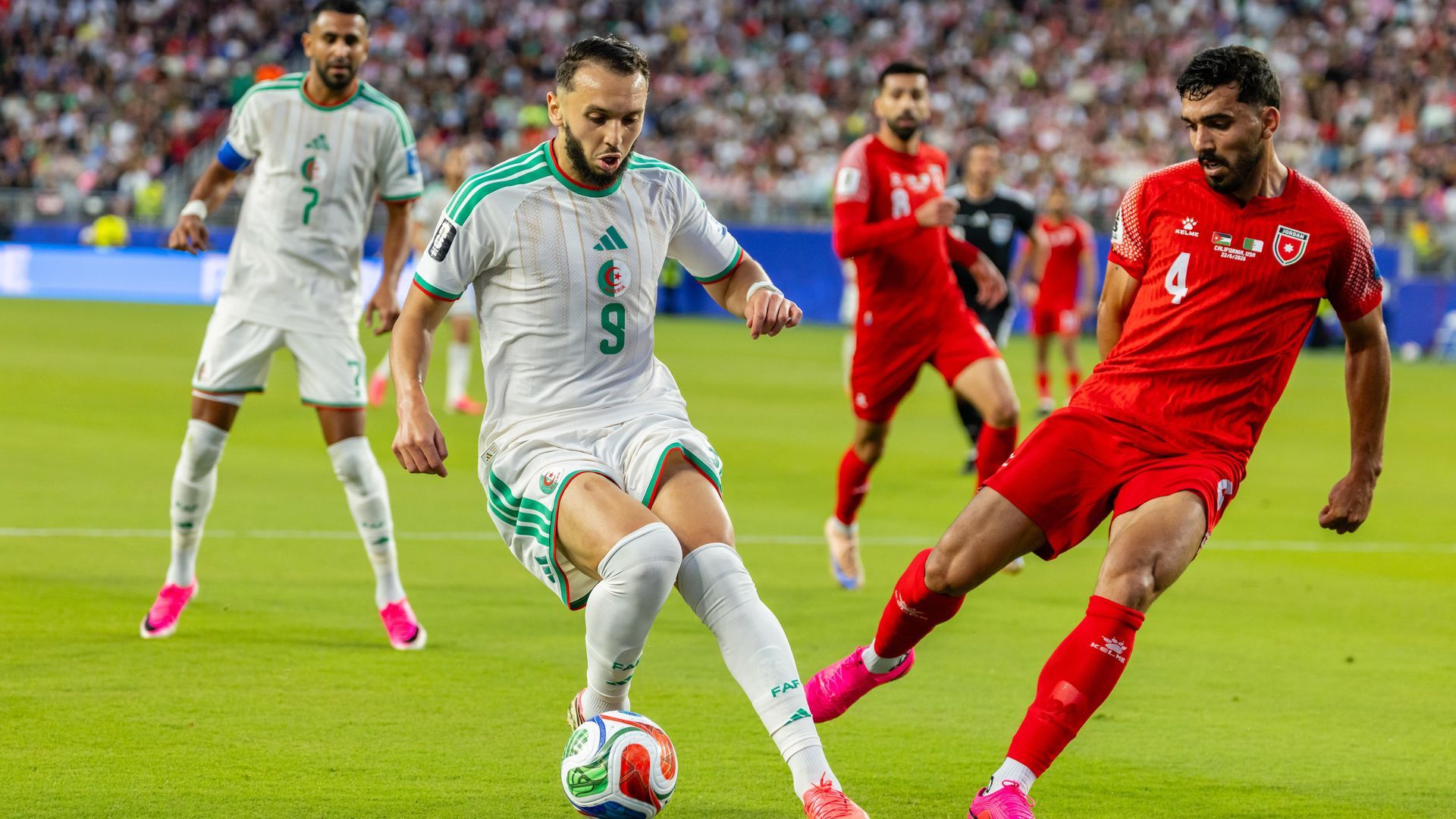 Los jugadores de Argelia y Jordania durante el partido