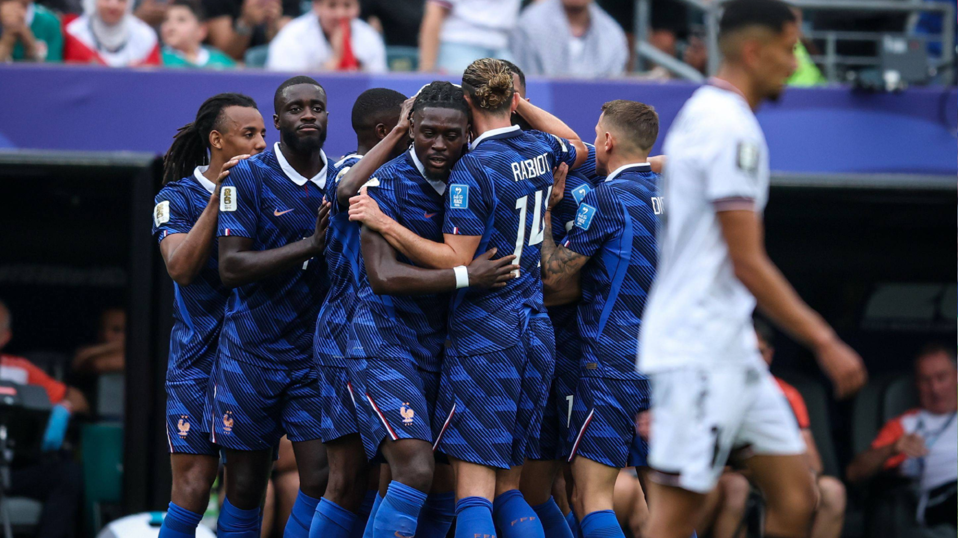Los jugadores de Francia celebran el gol de Mbappé ante Irak