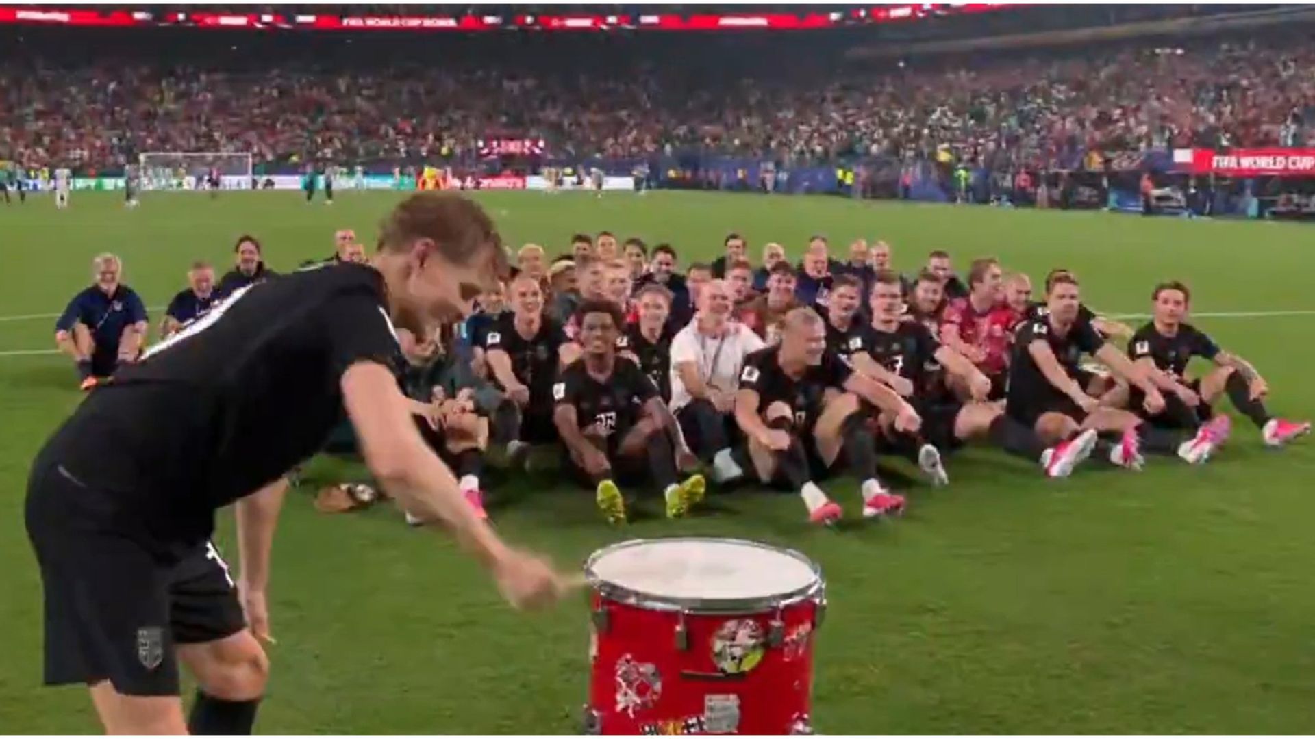 Los jugadores y aficionados de Noruega al acabar el encuentro frente a Senegal Los jugadores y aficionados de Noruega al acabar el encuentro frente a Senegal