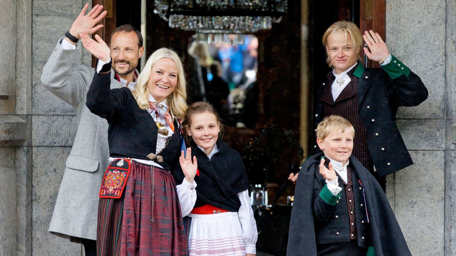 Los príncipes Mette-Marit y Haakon junto a Marius, Ingrid y Sverre Magnus en Skaugum en una imagen de archivo
