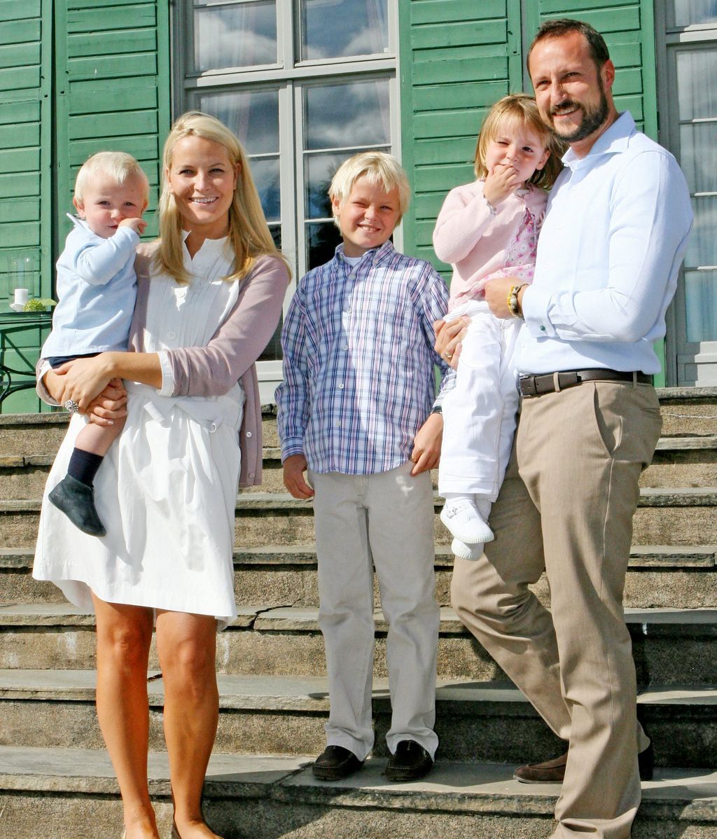 Los príncipes Mette-Marit y Haakon junto a Marius, Ingrid y Sverre Magnus en Skaugum en una imagen de archivo