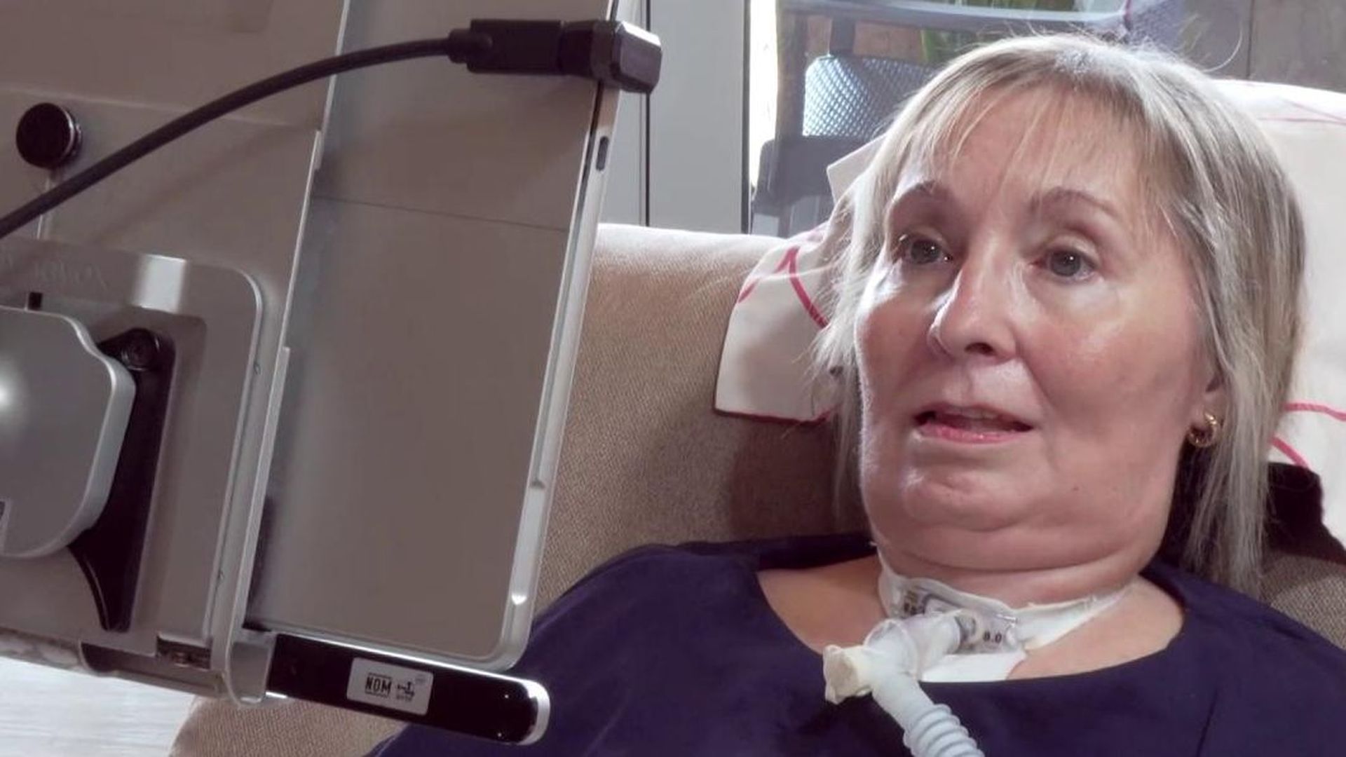 María del Carmen tiene ELA, solo mueve los ojos y clama contra el copago: "El código postal no puede decidir si mueres"